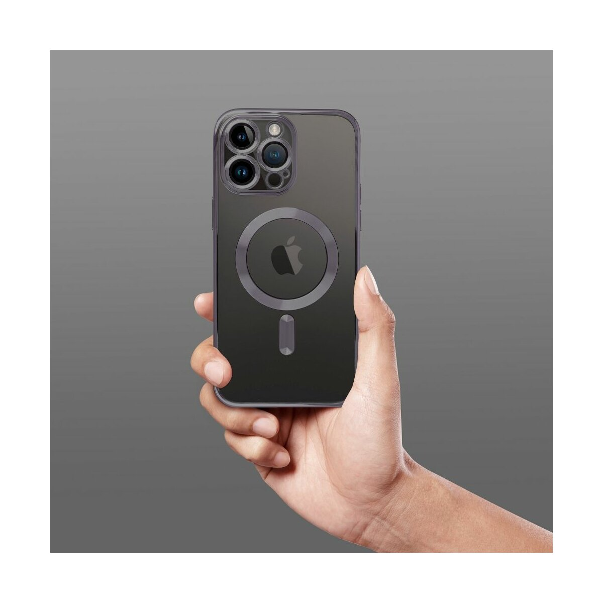 Una mano che tiene un telefono con una custodia trasparente. La custodia ha un cerchio MagSafe e un'area fotocamera.