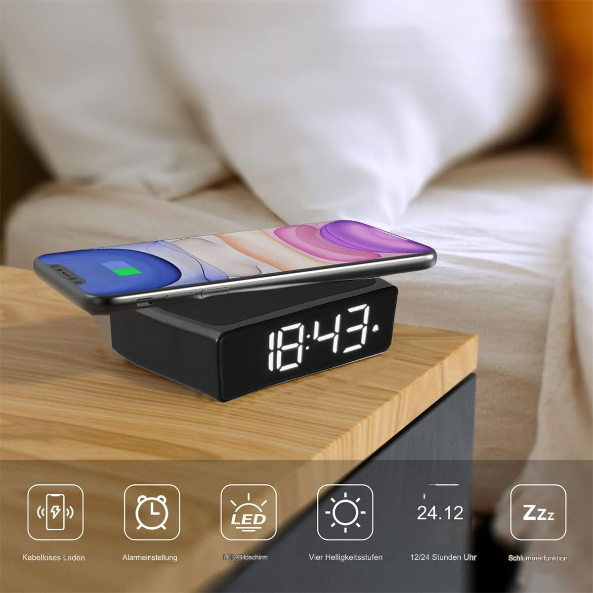 Telefon, das auf einer schwarzen Uhr mit der Anzeige 18:43 auf einem Holztisch lädt.
