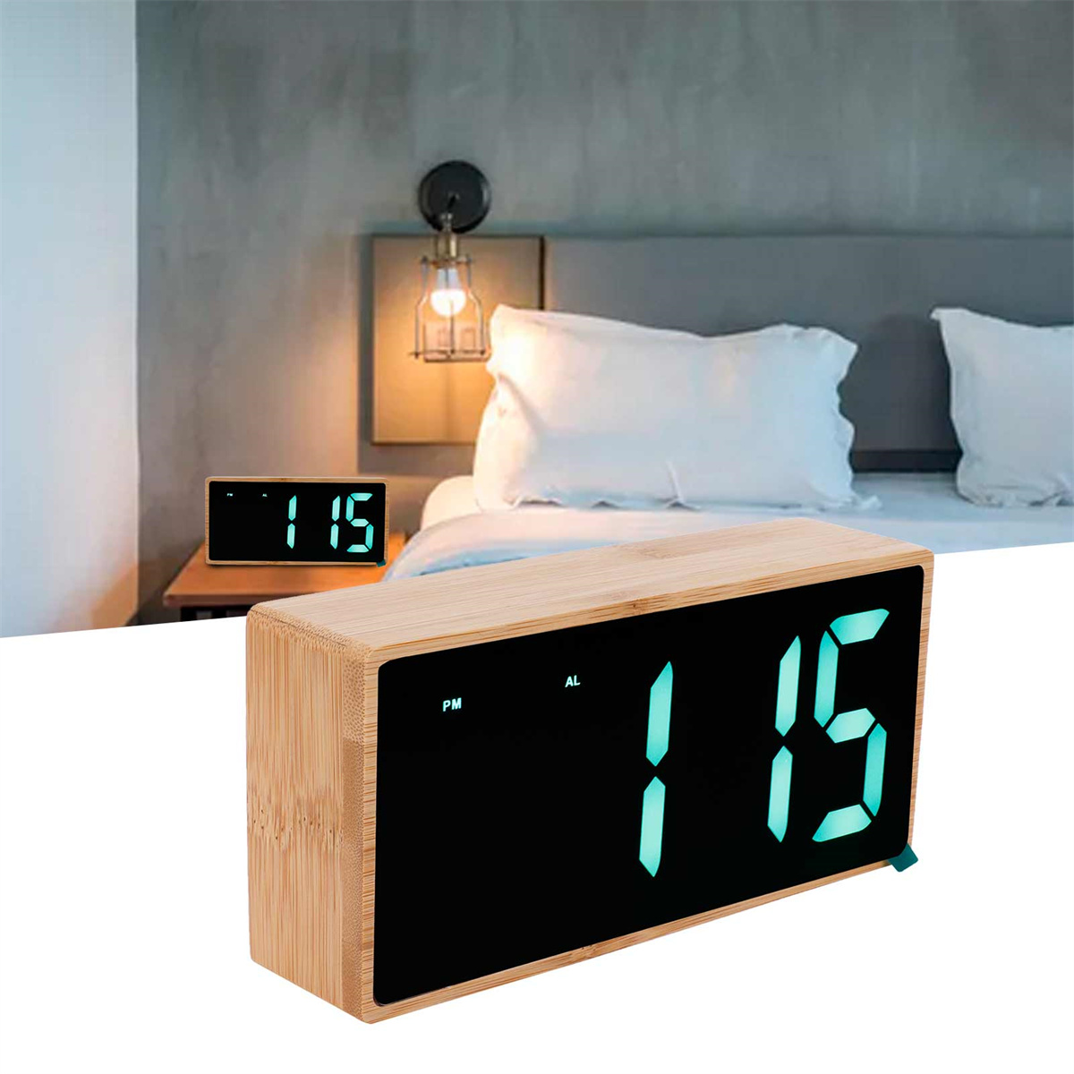 Hölzerne Digitaluhr mit der Anzeige 1:15, auf einem Nachttisch, neben einem Bett.