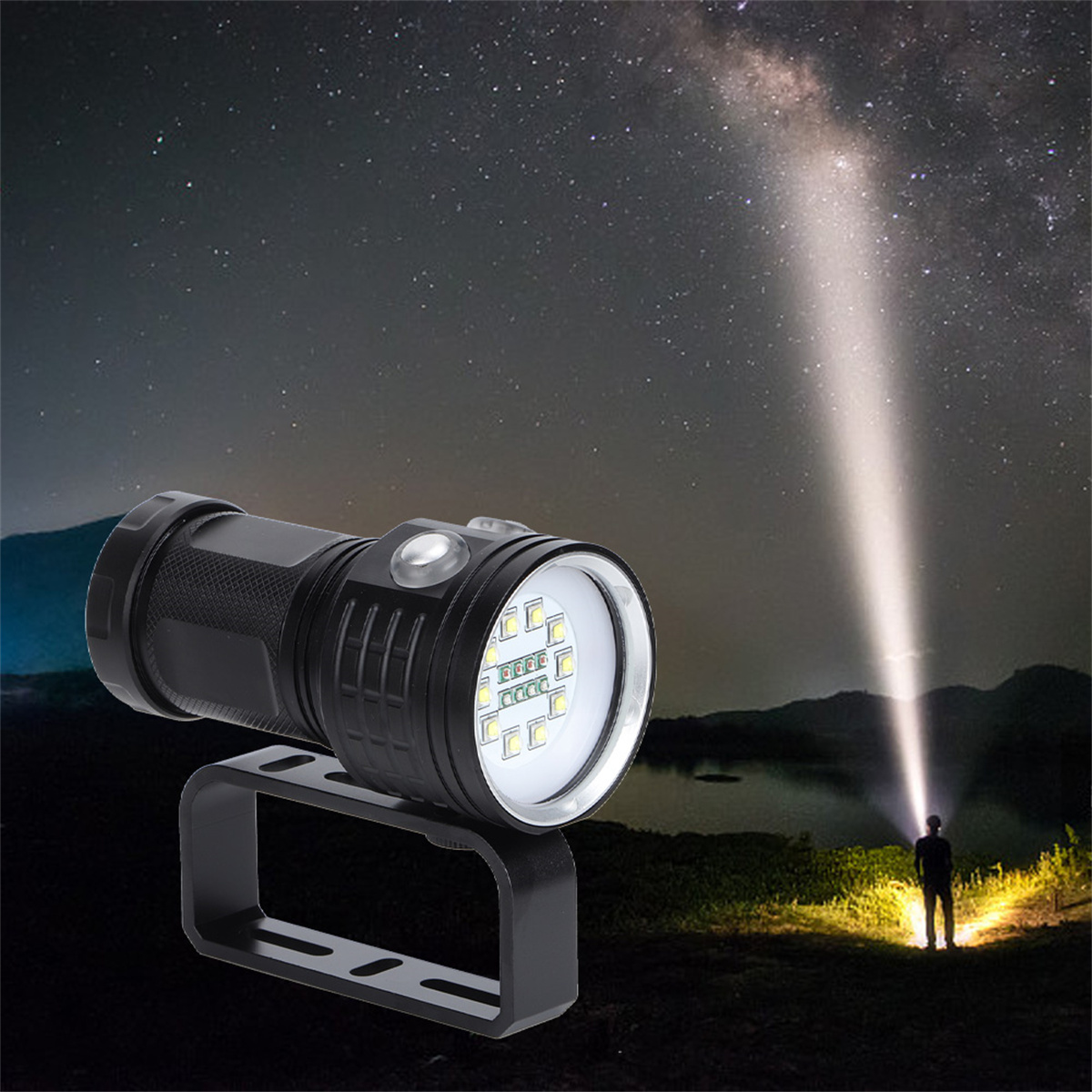 Schwarze Taschenlampe auf einem Ständer, leuchtet einen hellen Lichtstrahl auf eine Person.