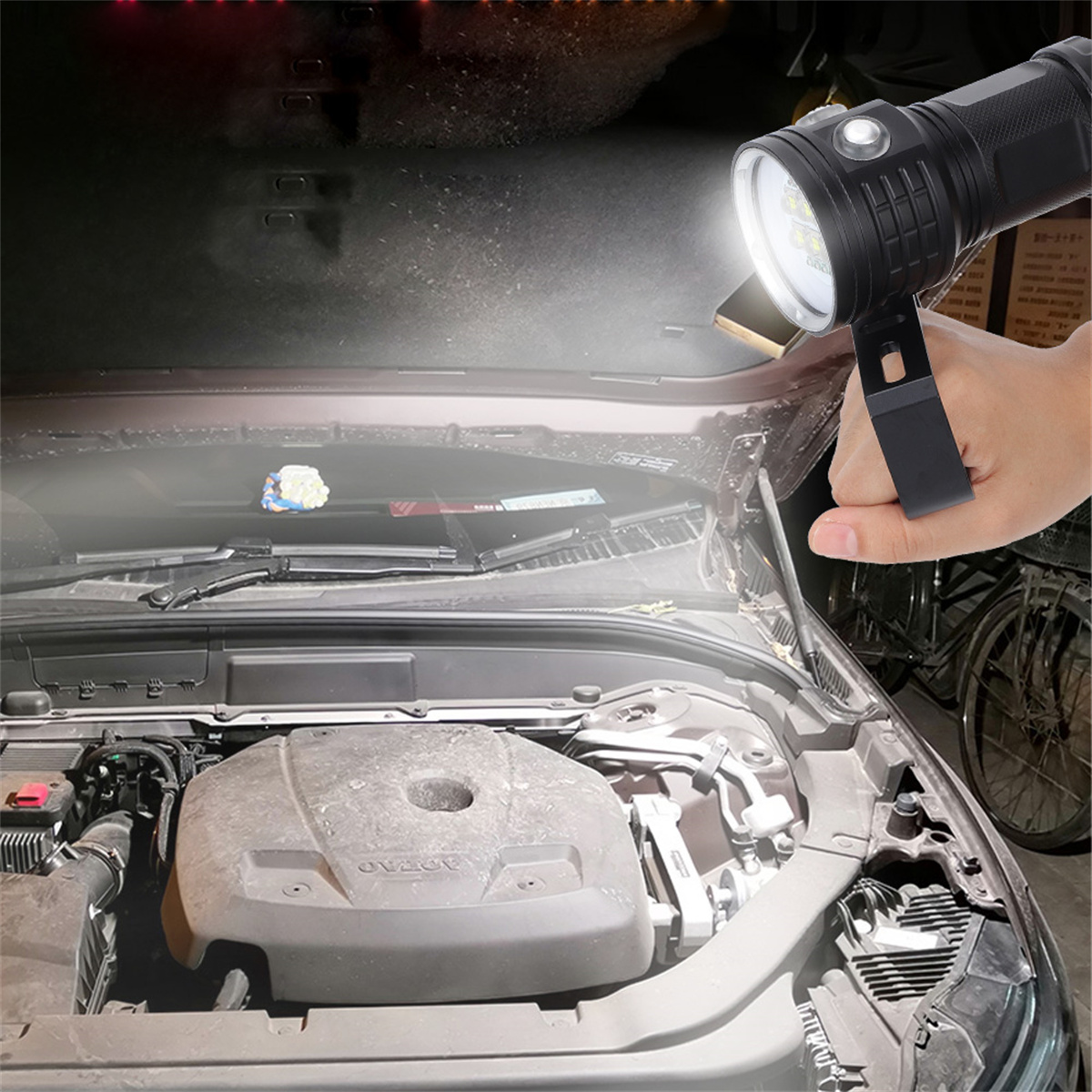 Eine schwarze Taschenlampe beleuchtet den Motor eines Autos. Das Licht ist sehr hell.