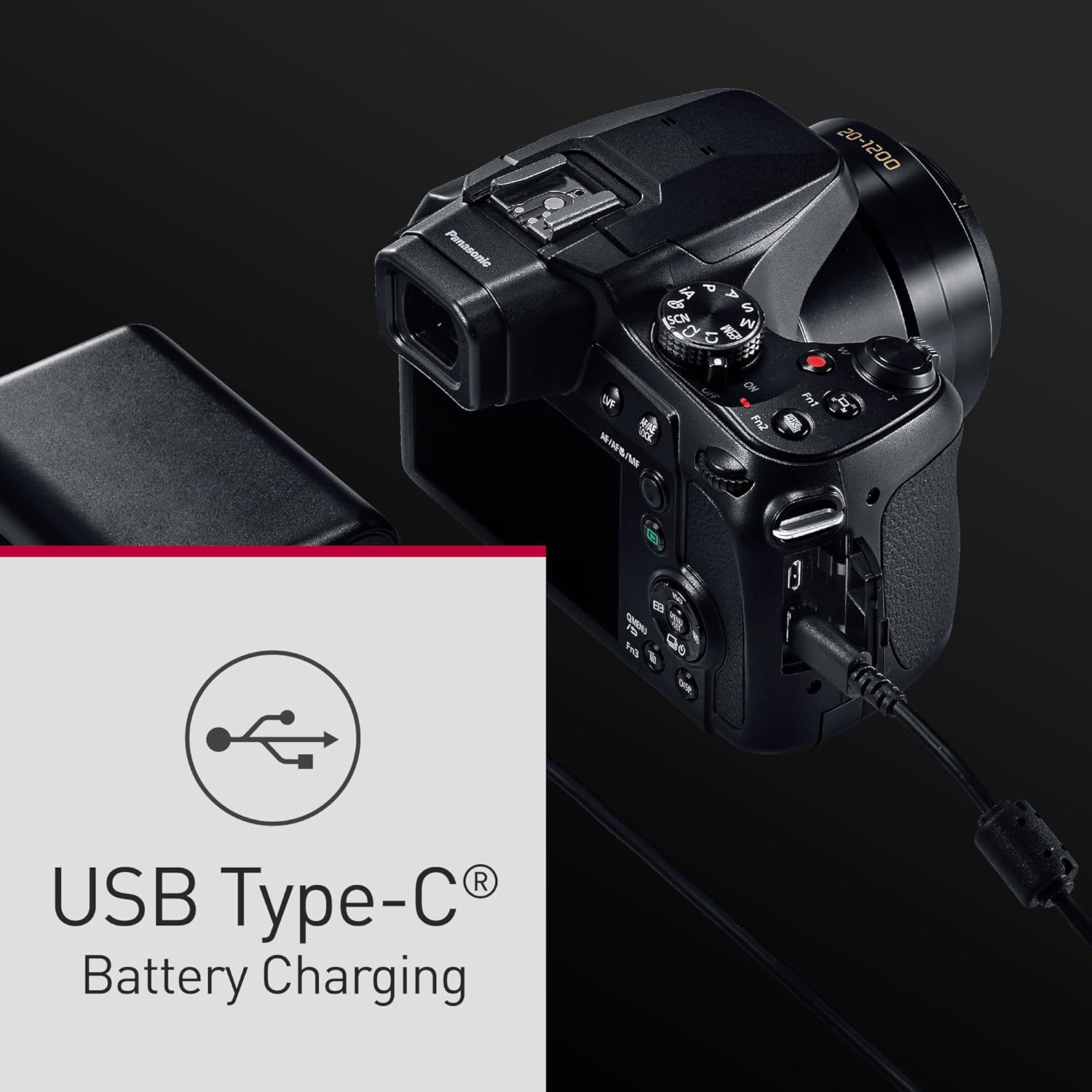 Schwarze Kamera wird mit einem USB-C-Kabel geladen. Text: 'USB Type-C-Akkuladung'.