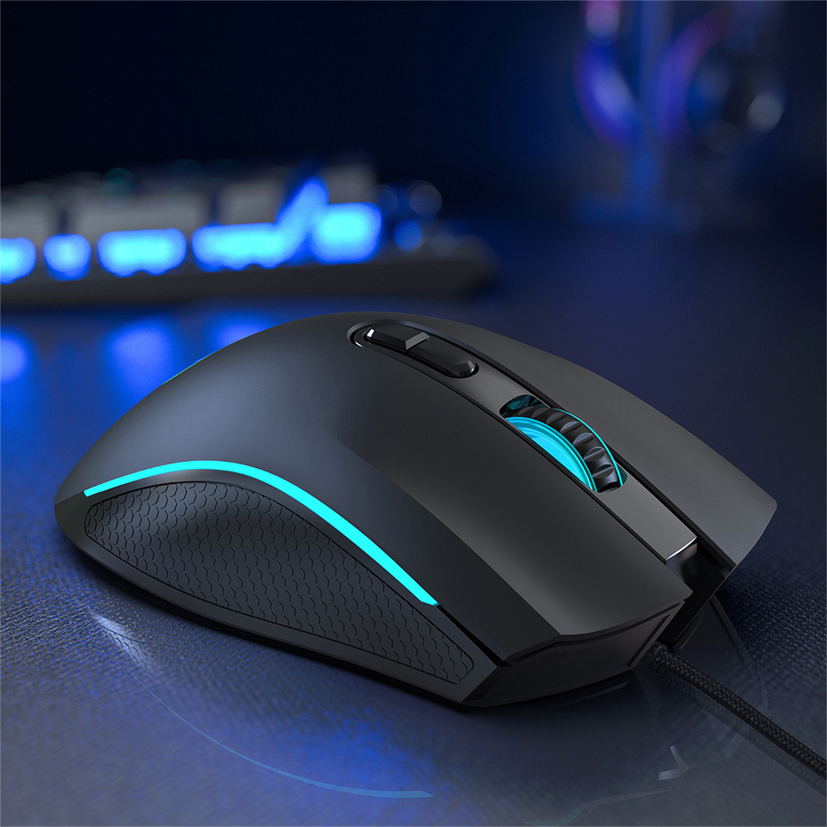 Schwarze Computermaus mit blauen Lichtern auf dunkler Oberfläche, Tastatur im Hintergrund.