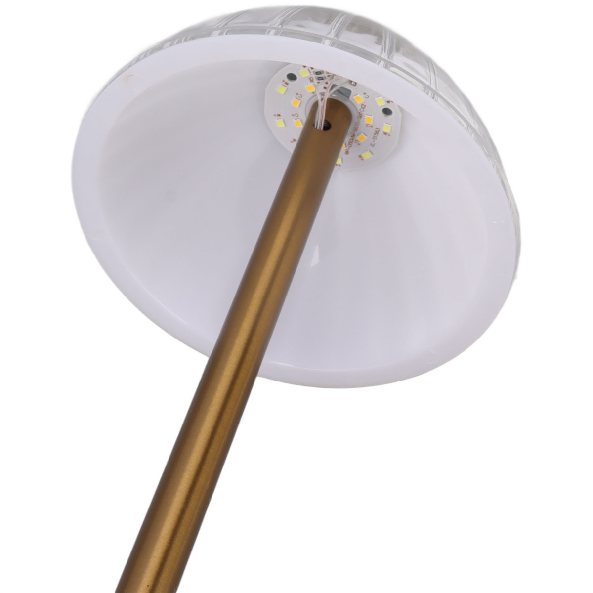 Eine weiße Lampe mit einem goldfarbenen Stiel.