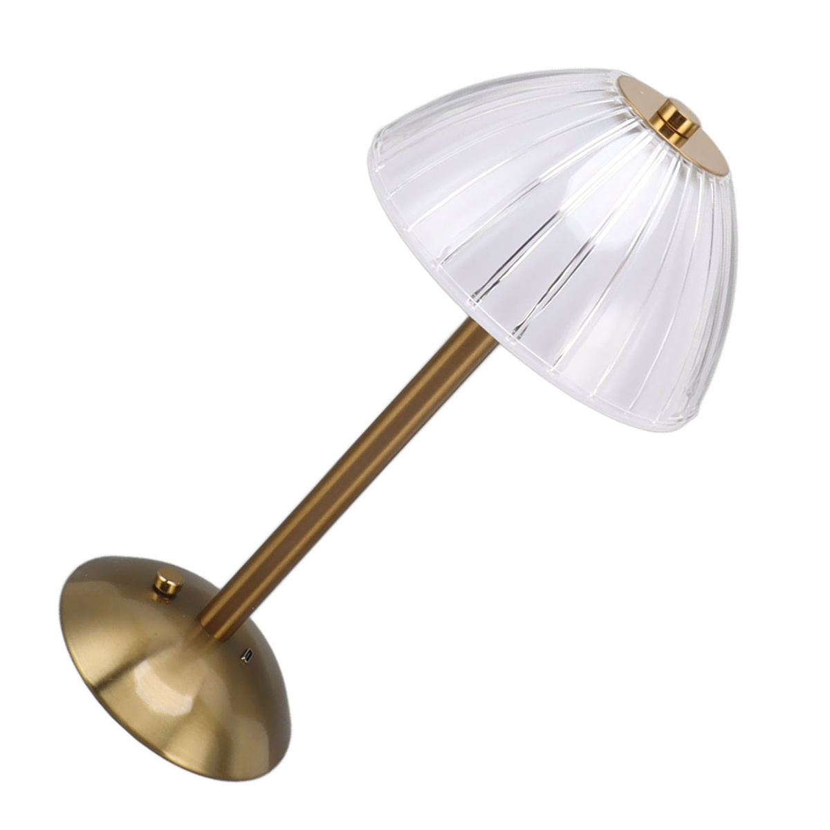 Eine moderne Tischlampe mit klarem, geripptem Glasschirm und goldfarbenem Fuß und Stiel, auf weißem Hintergrund.
