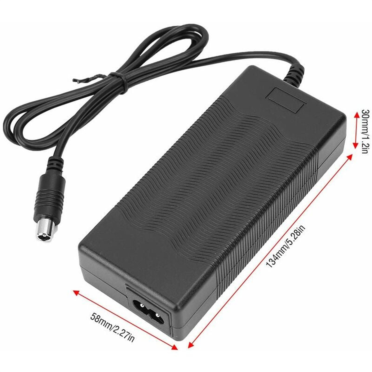 Schwarzes Laptop-Ladegerät mit aufgedruckten Abmessungen. Das Kabel ist mit dem Ladegerät verbunden.