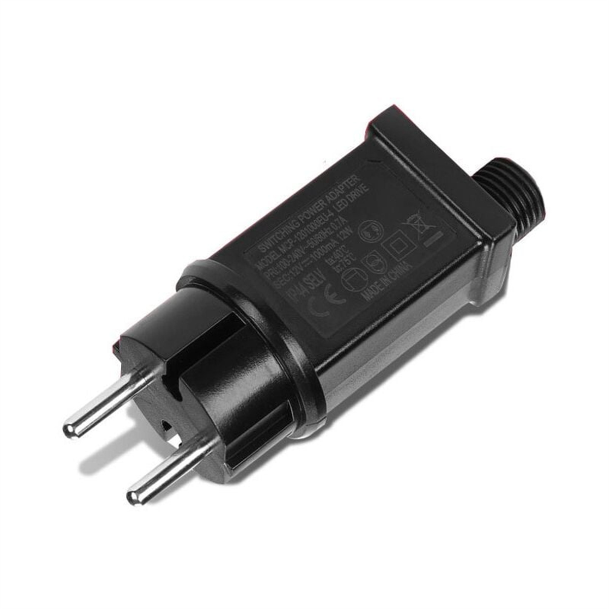 Ein schwarzer Netzadapter mit Stecker und beschrifteter Oberfläche, weißer Hintergrund.