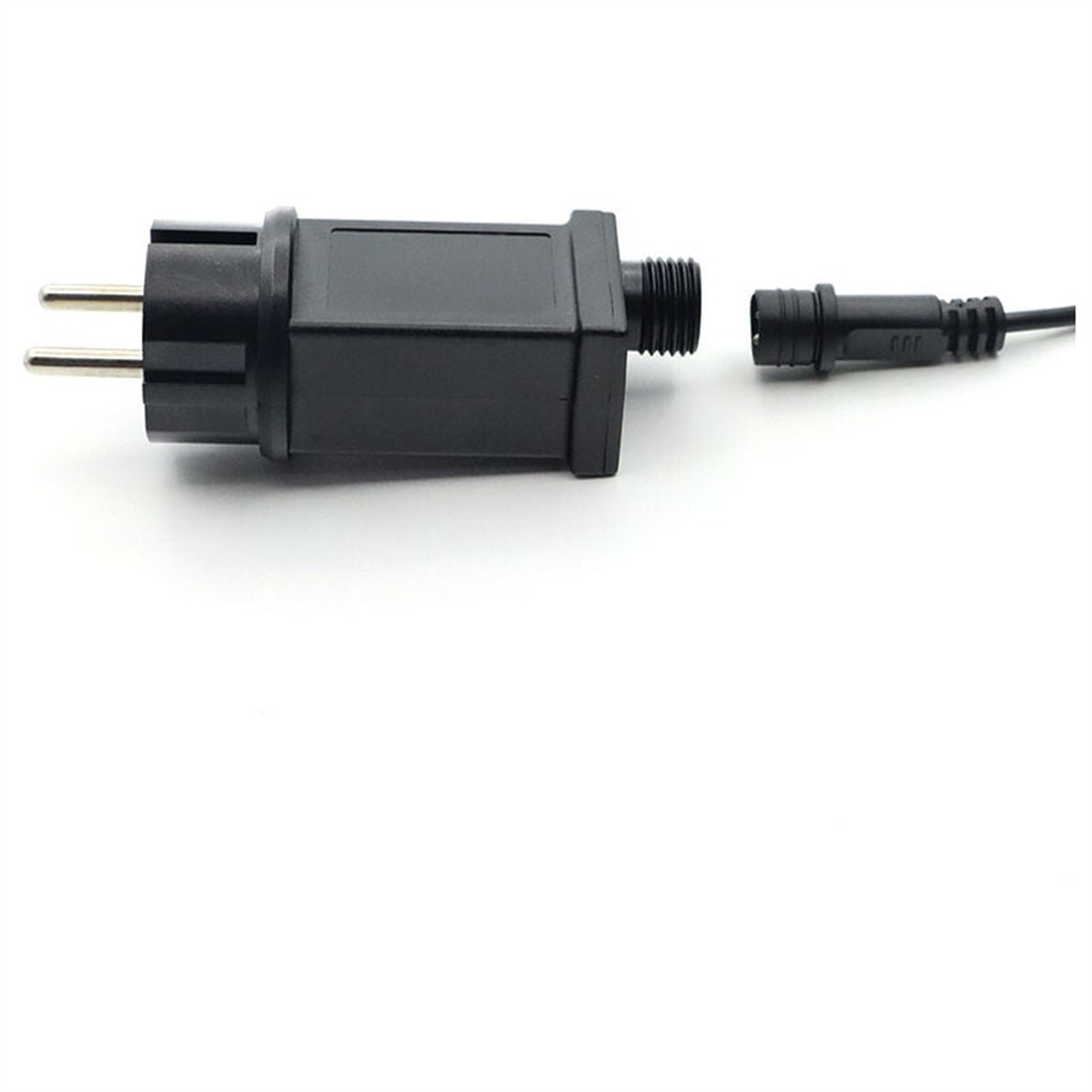 Schwarzer Netzadapter mit Stiften und einem passenden schwarzen Stecker.