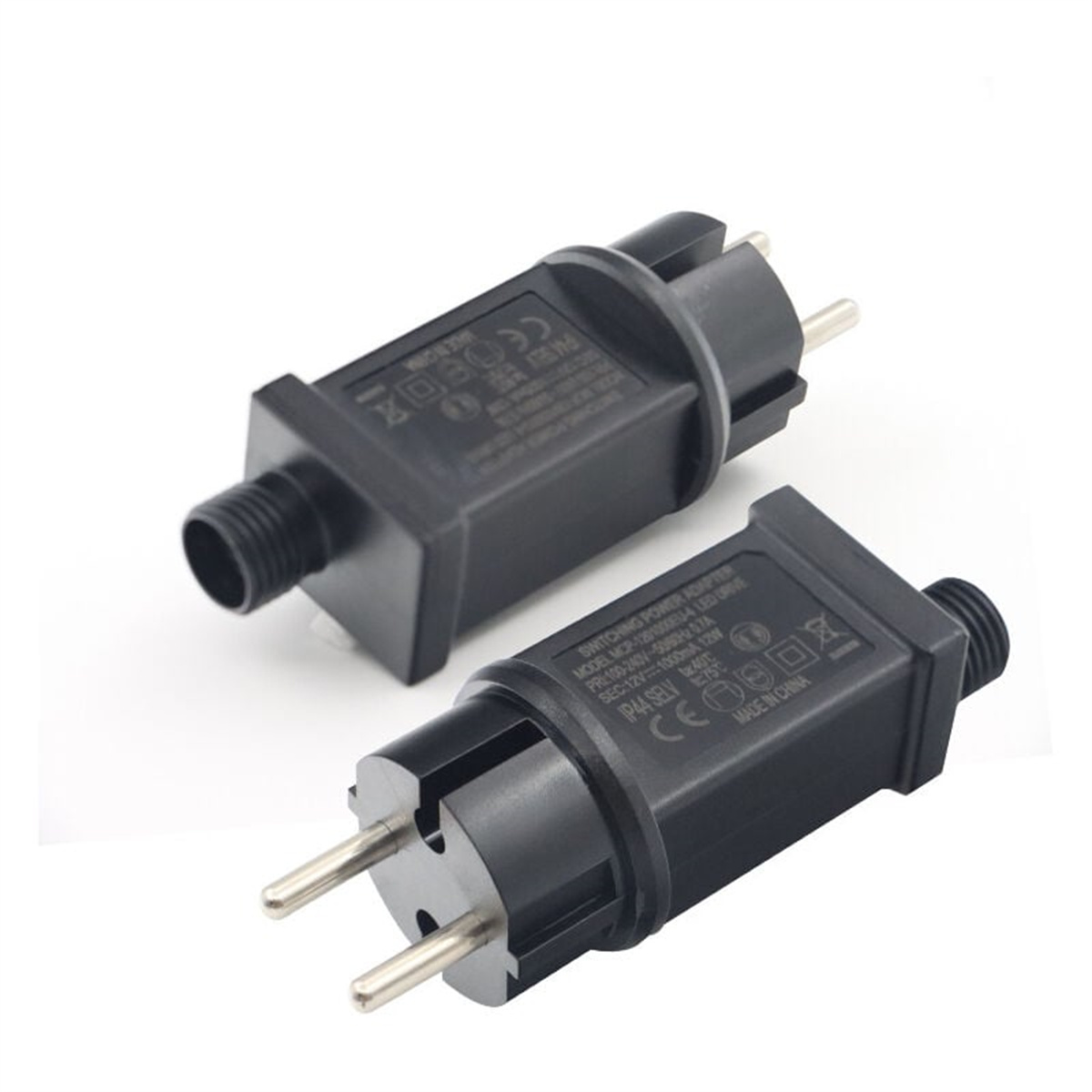 Zwei schwarze Netzadapter mit europäischen Steckern.