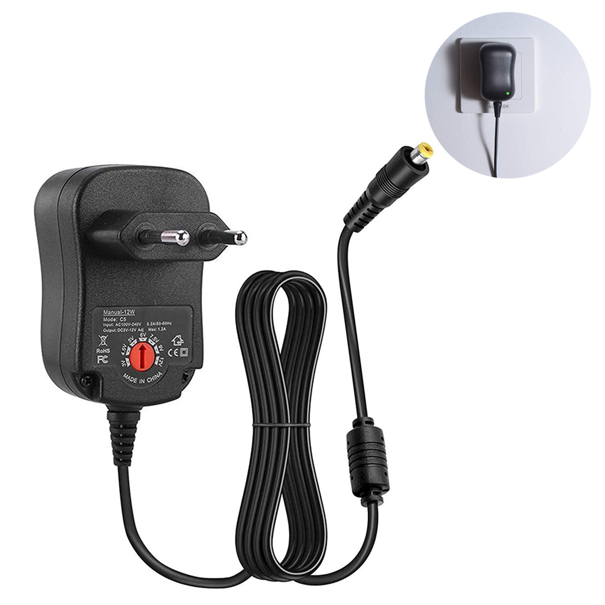Schwarzes Netzteil mit schwarzem Kabel und Stecker. Der Adapter ist in eine Steckdose gesteckt.
