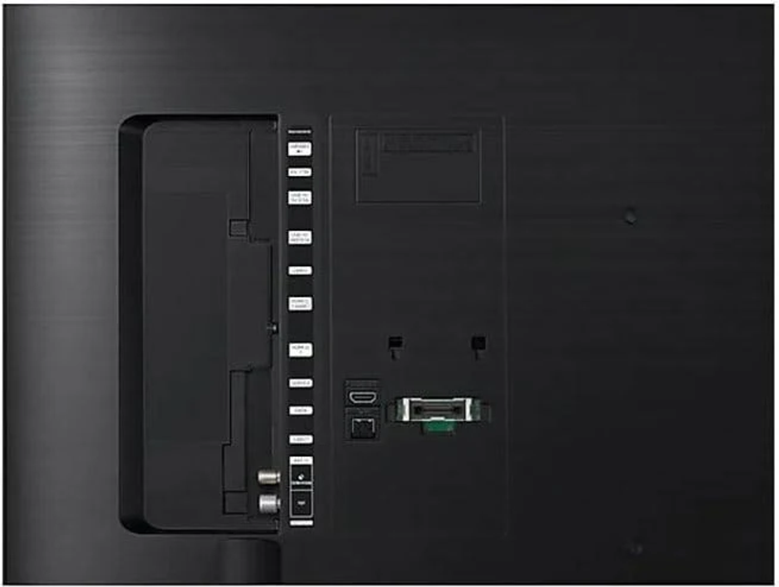 Primo piano del retro di una TV nera. Mostra varie porte, tra cui HDMI, e connettori.