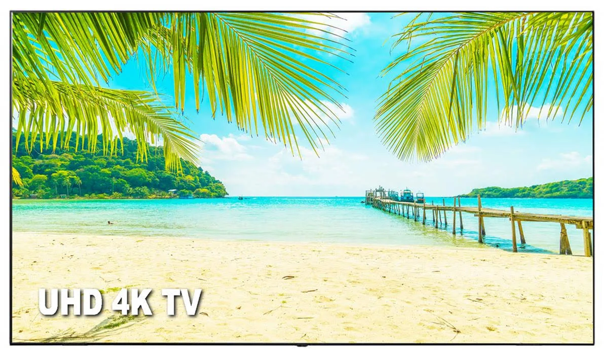 Un televisore mostra una scena di spiaggia con palme e un molo, con 'UHD 4K TV' in basso.