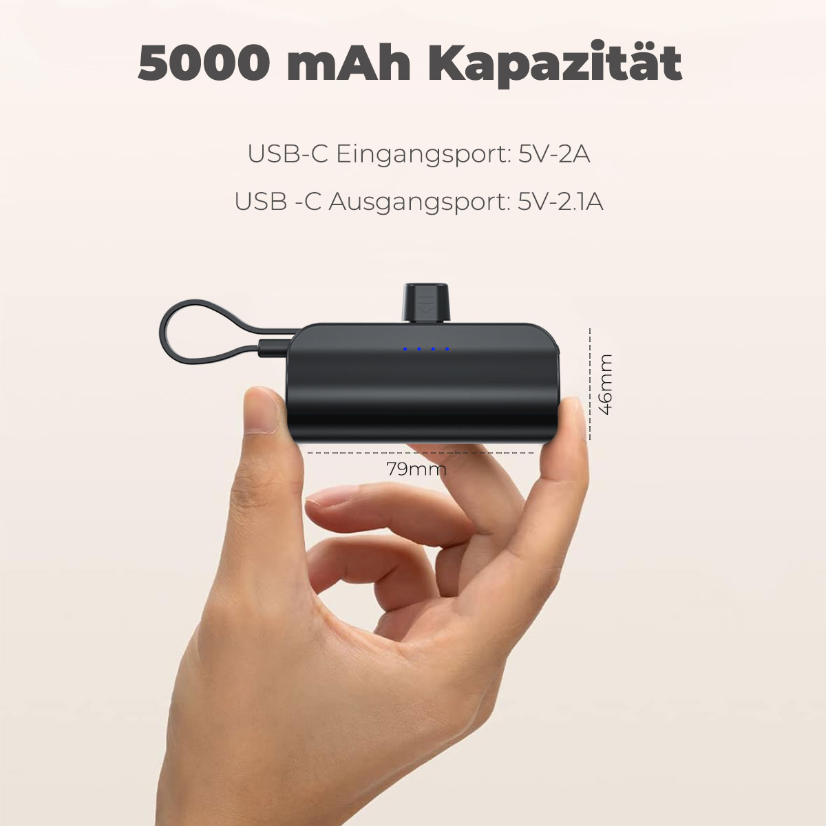 Bir el, küçük siyah bir powerbank tutuyor. Metin, 5000 mAh kapasitesini ve şarj portlarını belirtiyor.