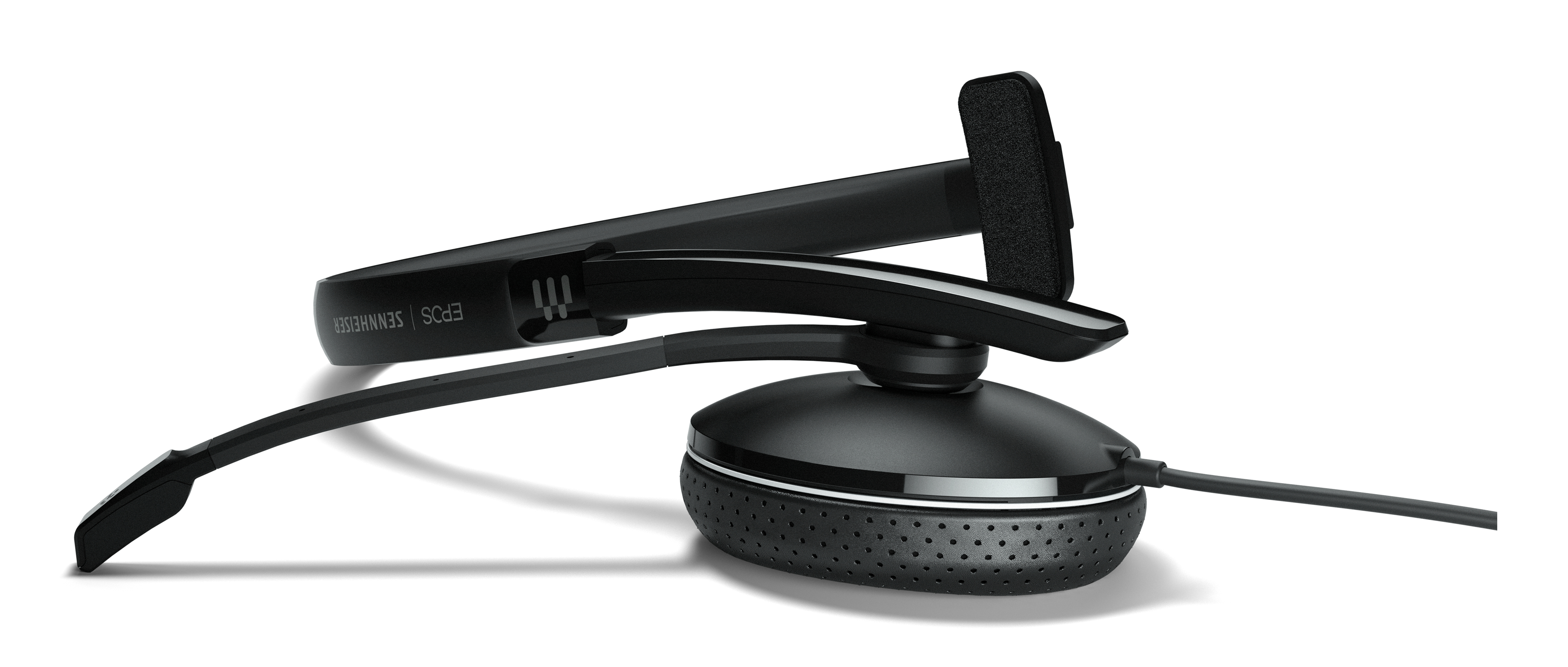 Schwarzes Headset mit Mikrofon. Isoliert auf weißem Hintergrund.