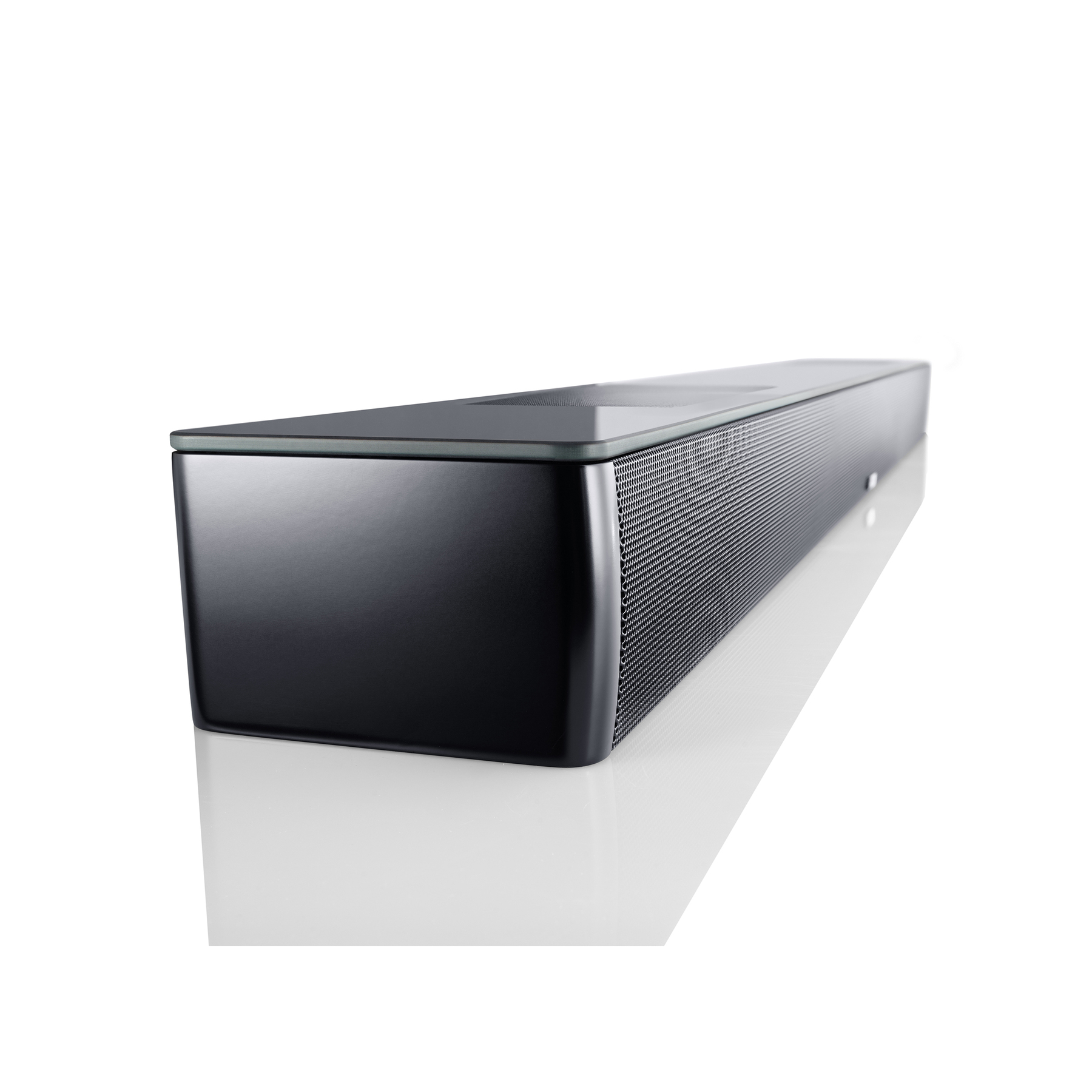 Une barre de son noire et rectangulaire sur une surface blanche.