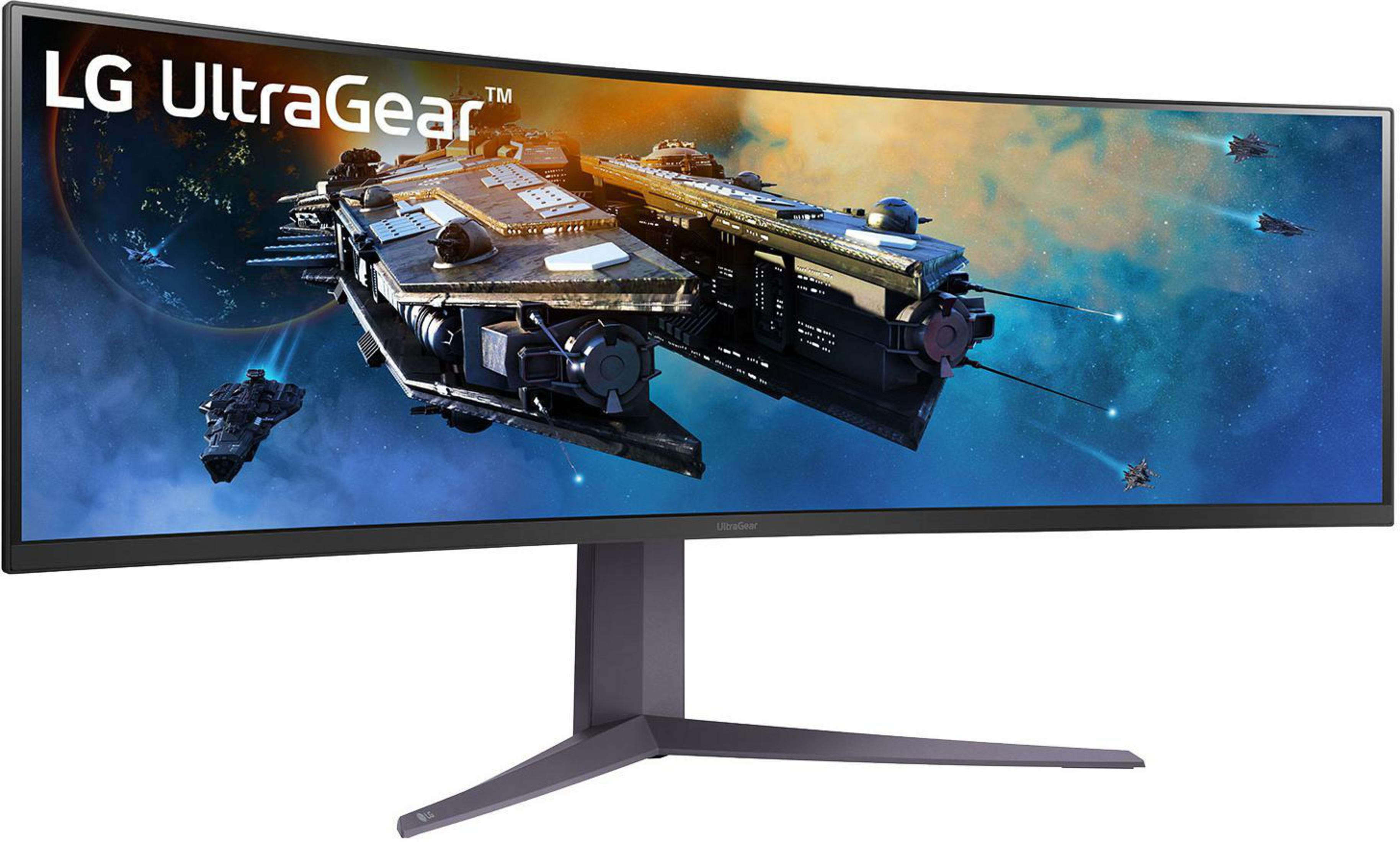 Ultrawide monitor LG UltraGear wyświetlający scenę bitwy kosmicznej.