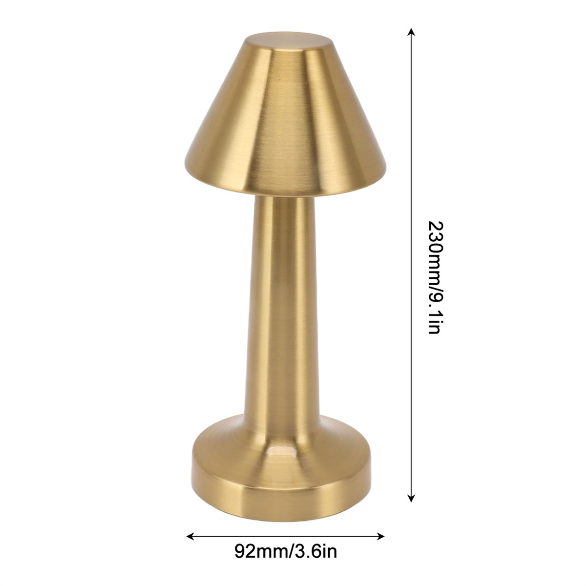 Eine goldfarbene Tischlampe mit konischem Schirm und rundem Fuß, vor weißem Hintergrund.