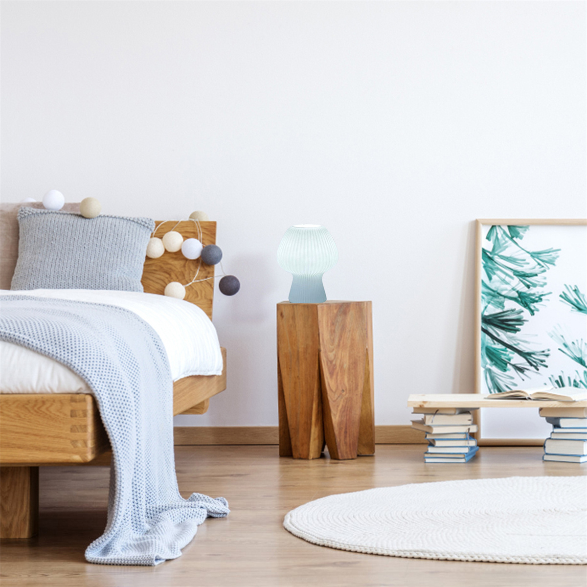 Schlafzimmer mit Holzbett, Lampe auf einem Holzständer und einem Gemälde. Ein Teppich befindet sich im Vordergrund.