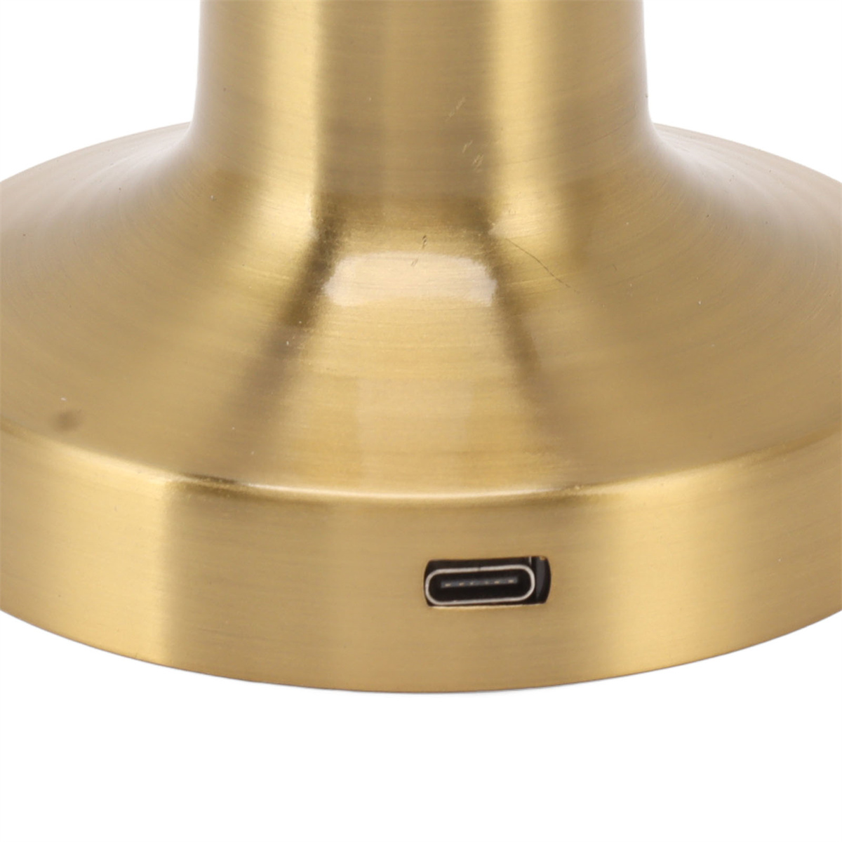 Ein goldener Lampensockel mit einem USB-C-Anschluss.