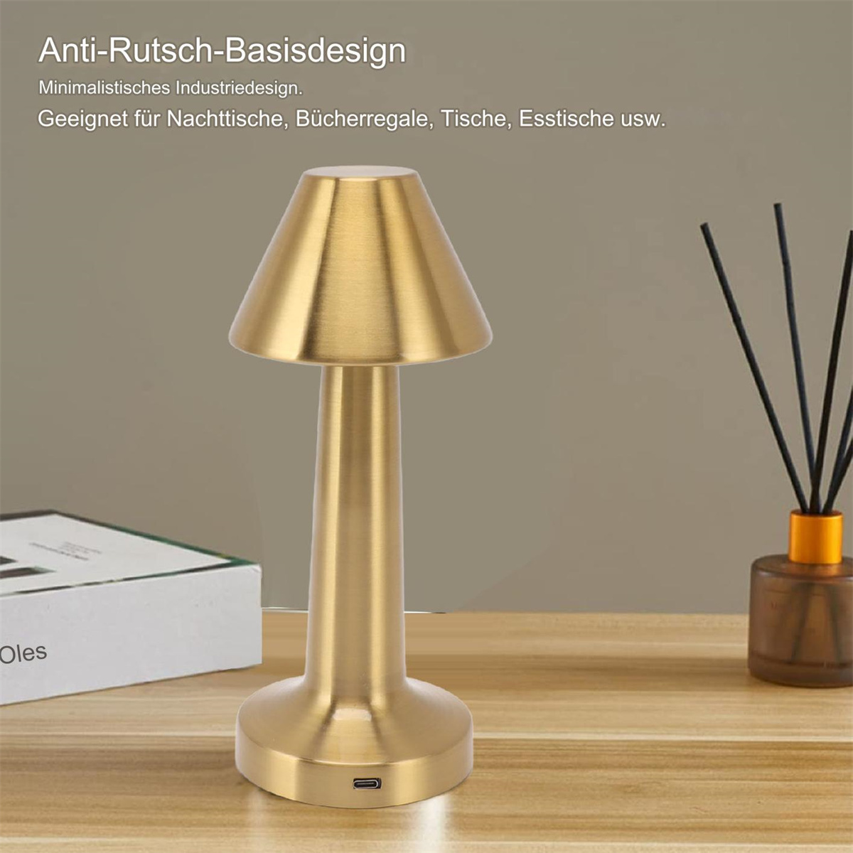 Goldfarbene Lampe mit kleinem USB-Ladeanschluss.
