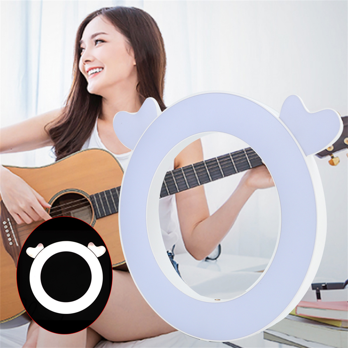 Frau spielt Gitarre mit einem Ringlicht in Hirschgeweihform, Logo in der unteren Ecke.