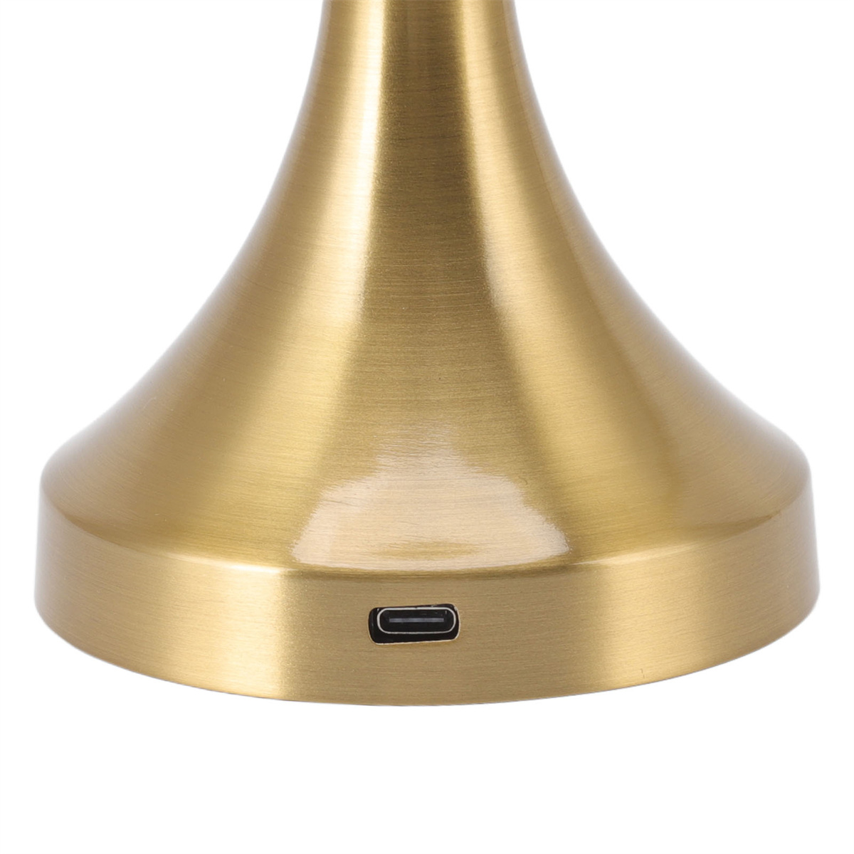Nahaufnahme des Bodens einer goldfarbenen Lampe mit einem USB-Anschluss.