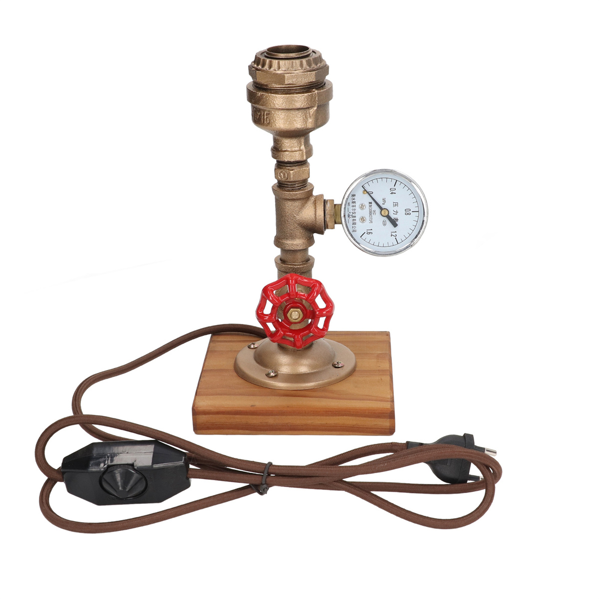 Lampe im Industriestil mit Messingrohren, rotem Ventil, Manometer und Holzsockel.