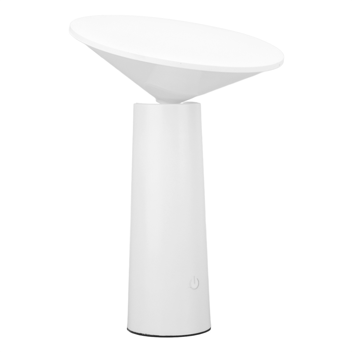 Eine weiße moderne Lampe mit konischem Schirm auf zylindrischem Sockel, isoliert auf Weiß.