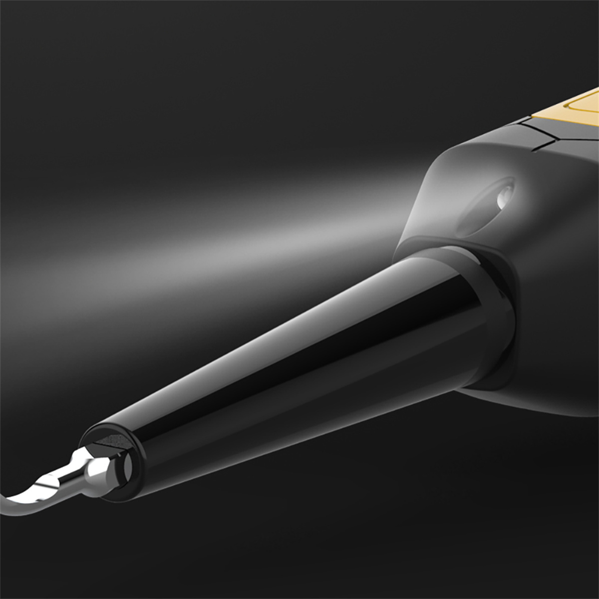 Nahaufnahme eines schwarzen Stiftes. Der Stift hat eine metallische Spitze. Der Hintergrund ist dunkel mit Licht.