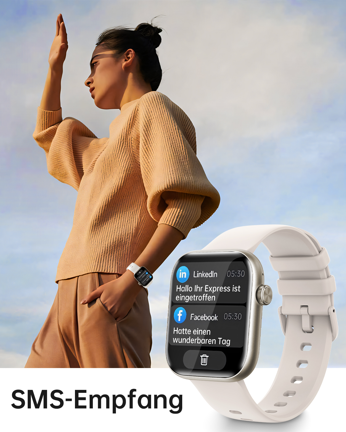 Frau mit Smartwatch zeigt Benachrichtigungen, blauer Himmel, Text: SMS-Empfang.