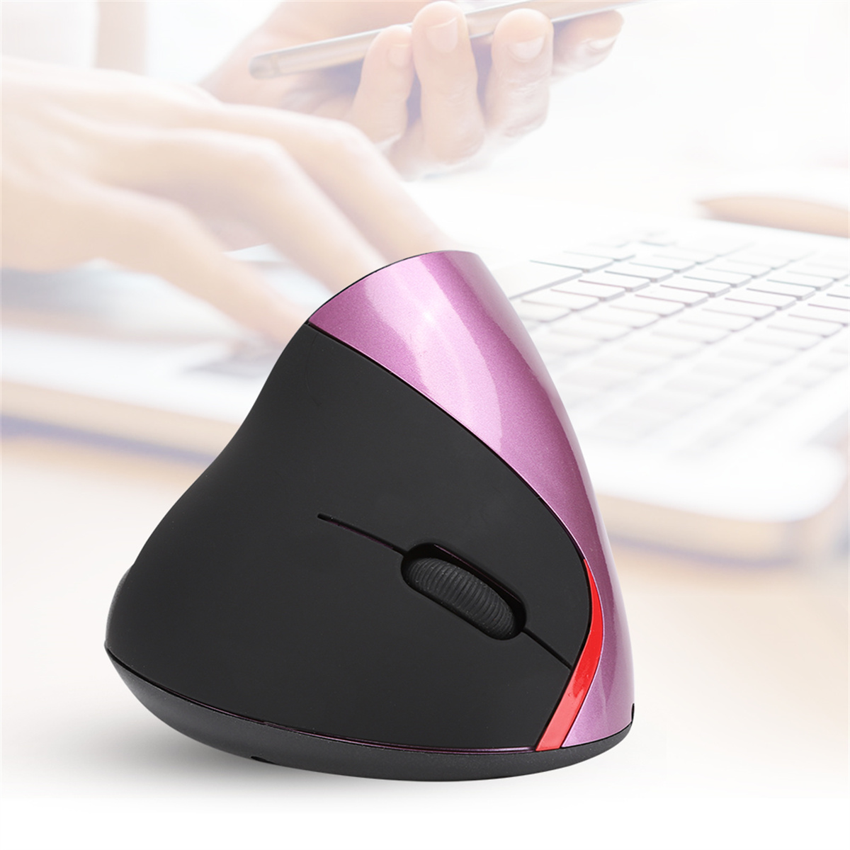Ergonomische Maus. Schwarz und lila. Eine Person tippt im Hintergrund auf einer Tastatur.