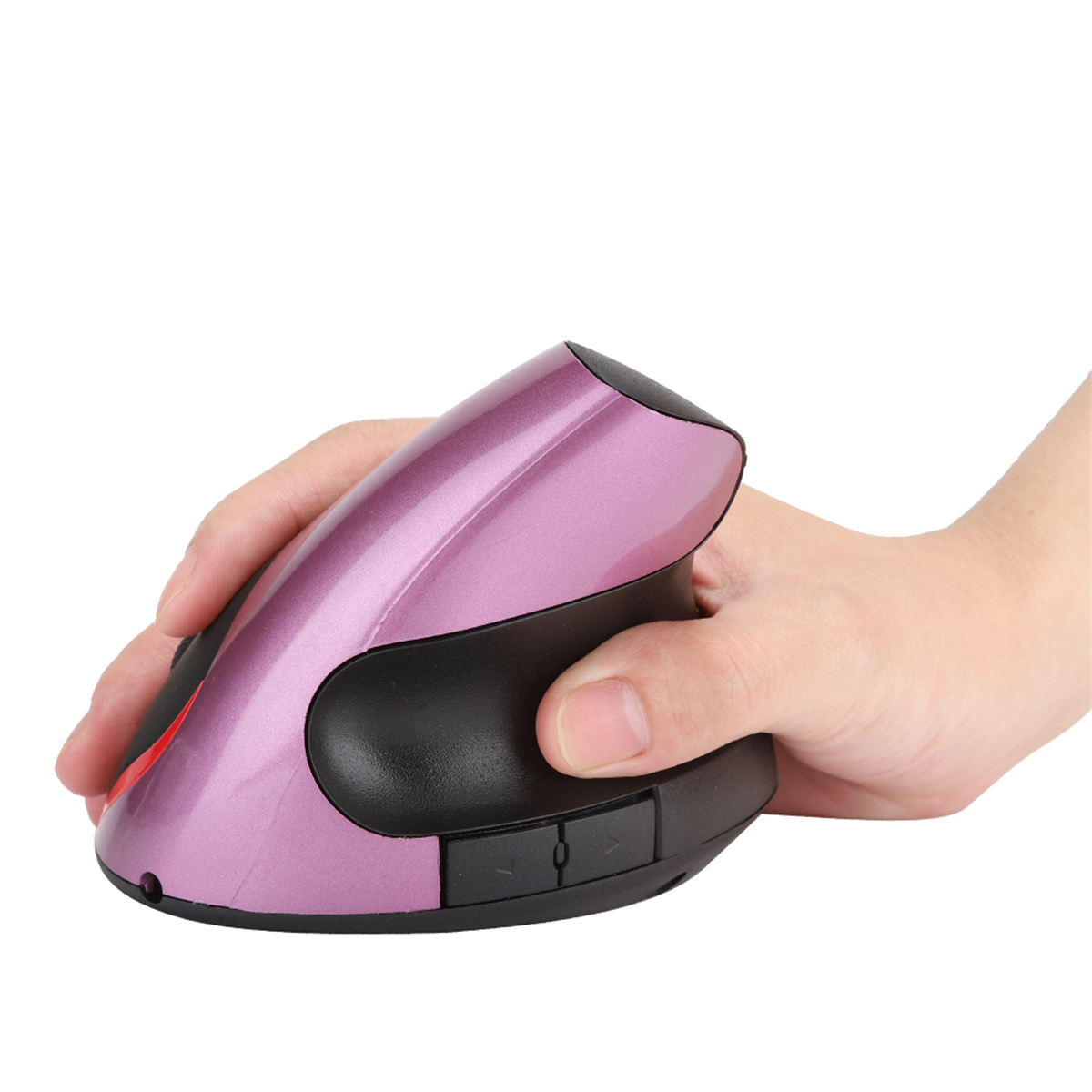 Hand, die eine lila ergonomische Maus hält. Weißer Hintergrund.