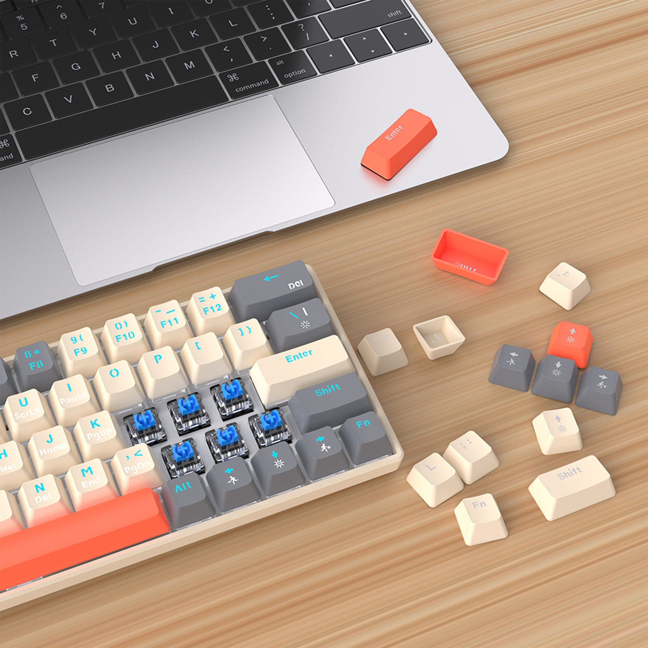 Eine zerlegte Tastatur mit Tasten, ein Laptop und einige Ersatz-Tasten.