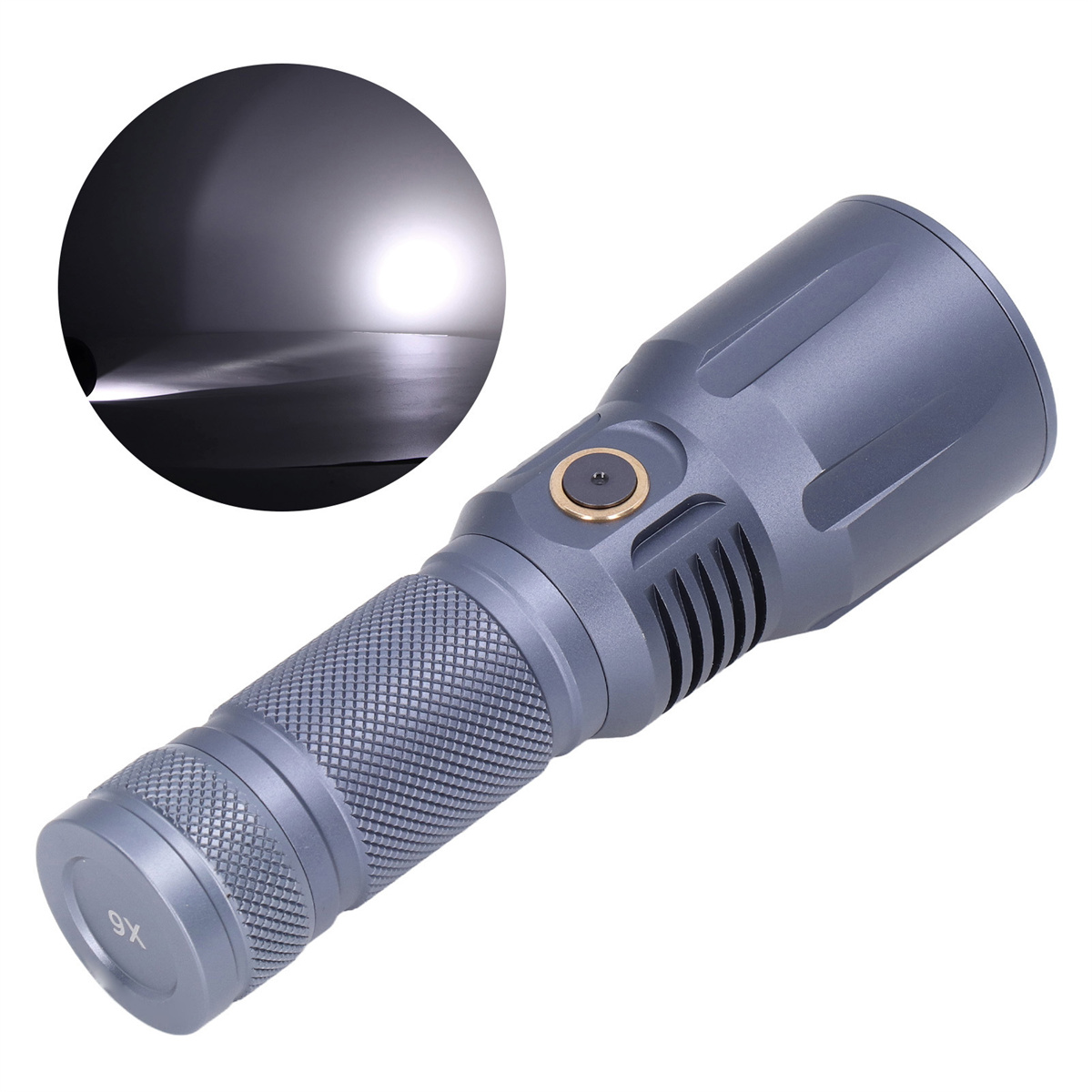 Eine graue Taschenlampe mit hellem Lichtstrahl. Ein kreisförmiger Einsatz zeigt das Licht, das eine Oberfläche beleuchtet.