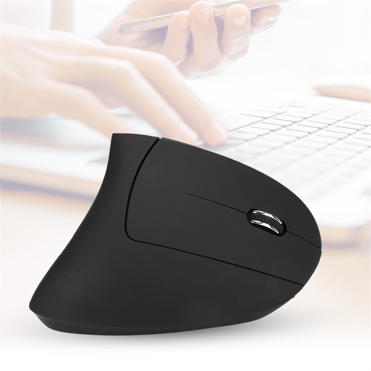 Schwarze ergonomische Maus mit Scrollrad, verschwommener Hintergrund mit Händen.