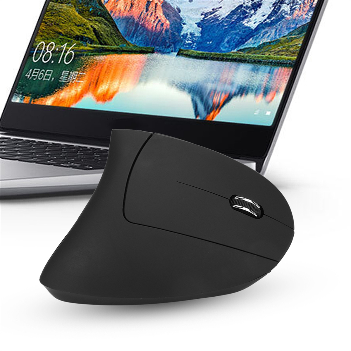 Eine schwarze ergonomische Vertikalmaus neben einem Laptop. Der Laptop-Bildschirm zeigt ein Datum.