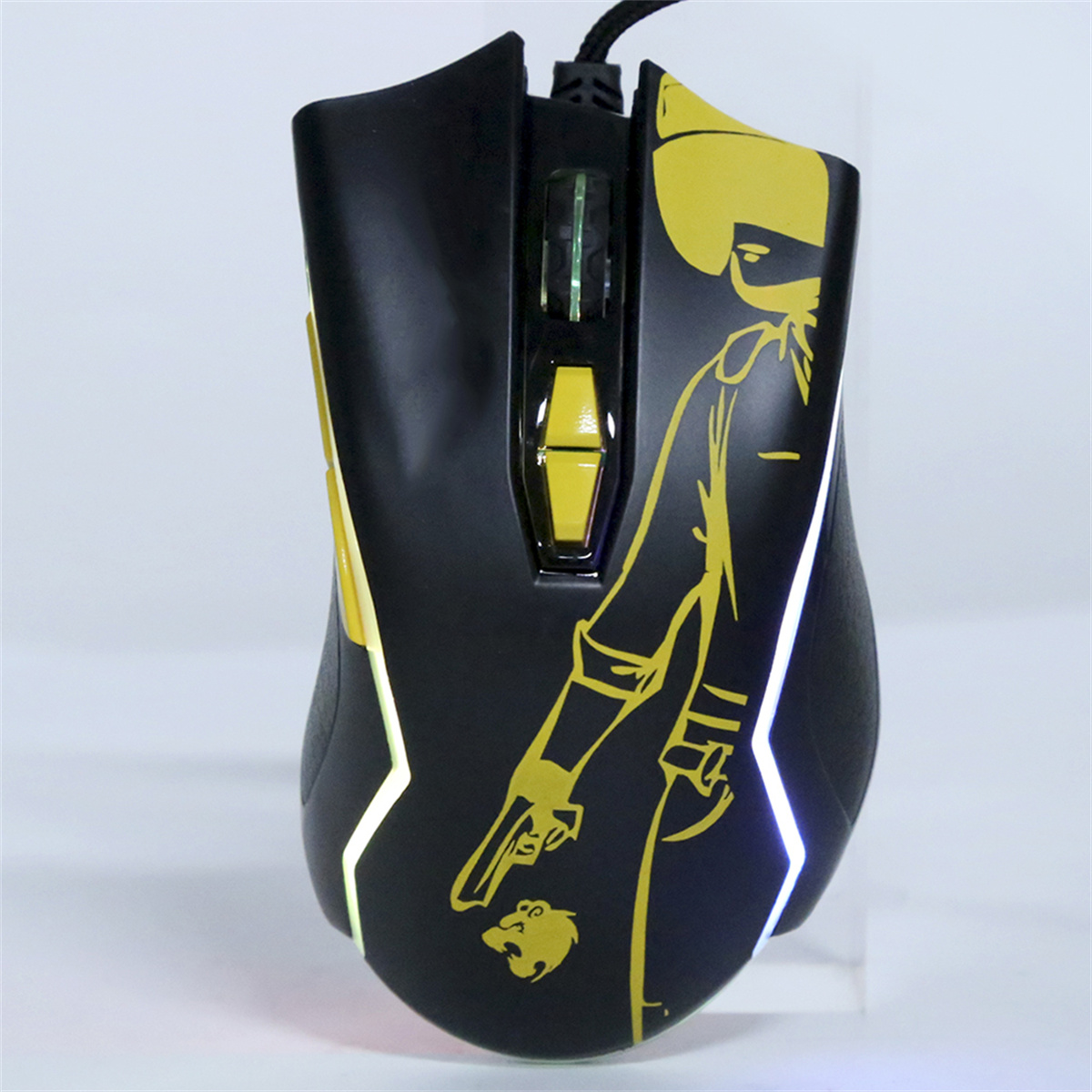 Eine schwarz-gelbe Gaming-Maus, mit einer Grafik einer Figur mit einer Pistole, auf weißer Oberfläche.