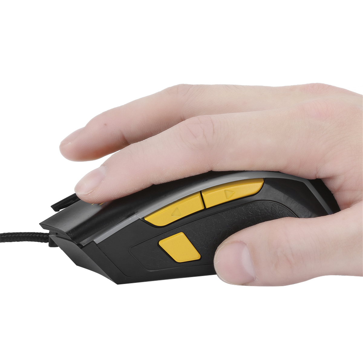 Schwarz-gelbe Gaming-Maus, gehalten von einer Hand. Weißer Hintergrund.