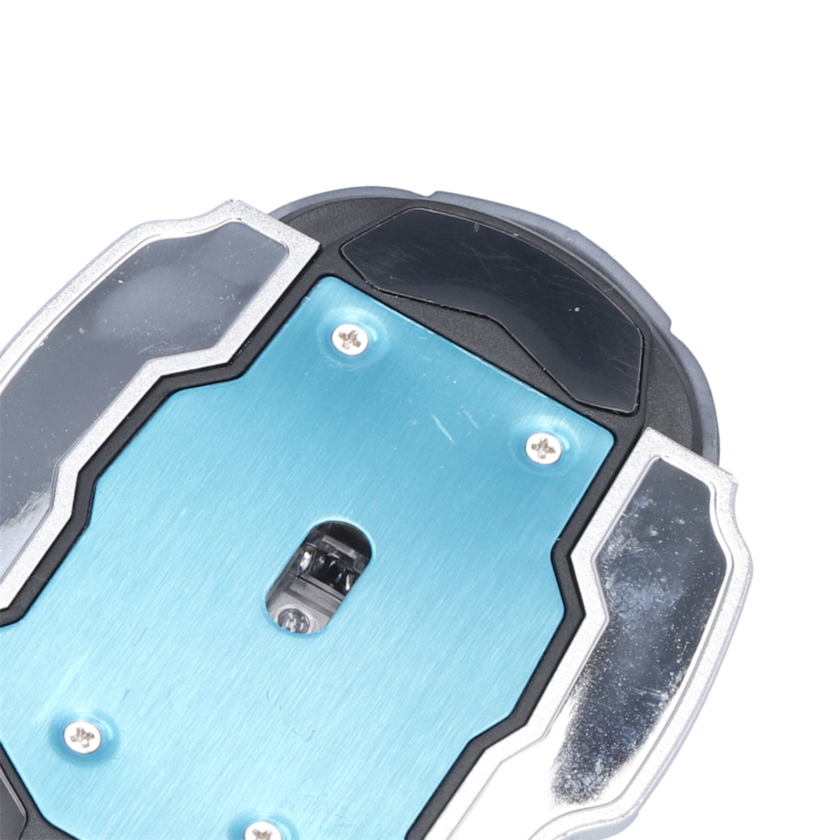 Unteransicht einer Gaming-Maus mit blauen und silbernen Akzenten.