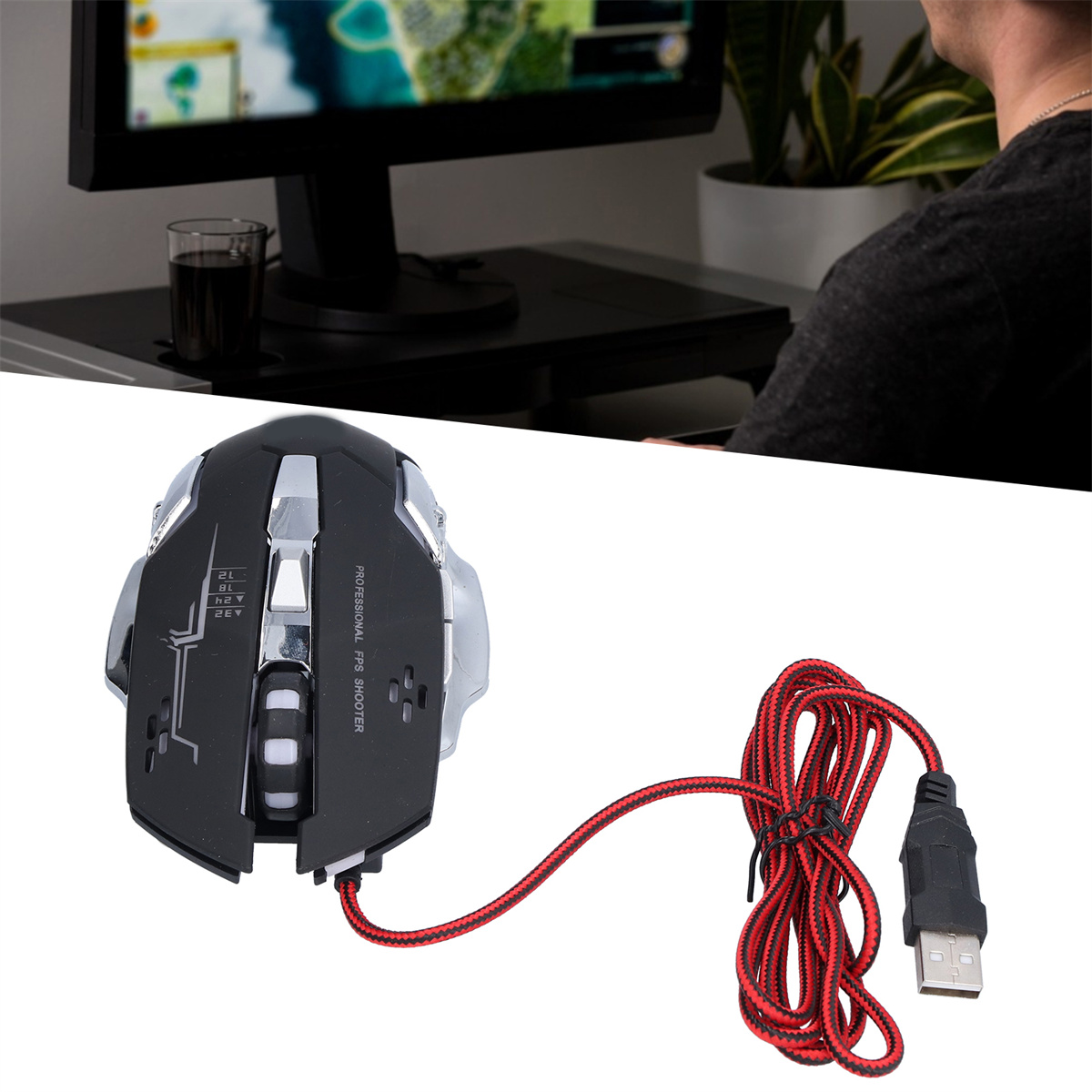 Eine schwarze Gaming-Maus mit einem rot-schwarzen USB-Kabel.