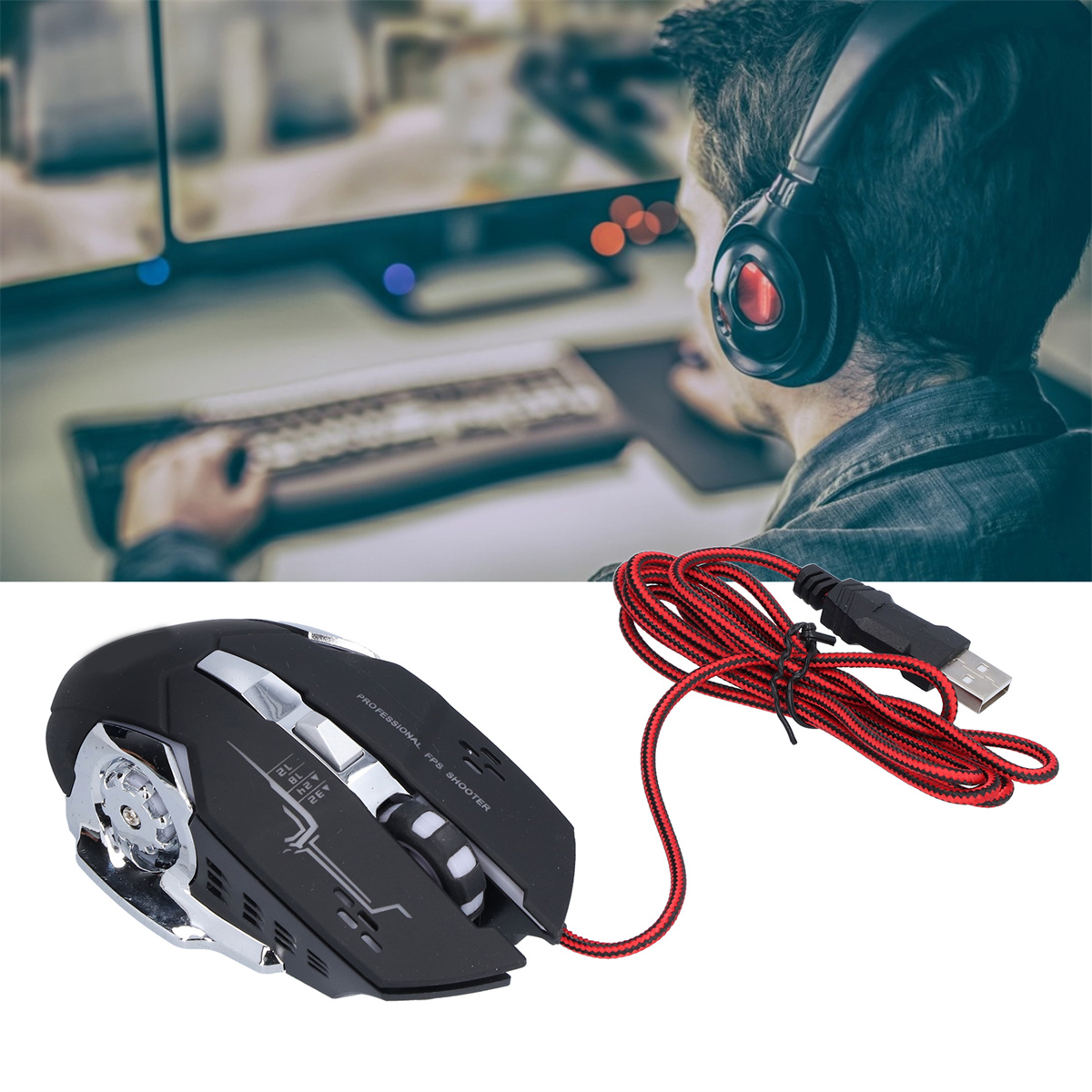 Eine Person mit Kopfhörern spielt ein Spiel. Im Bild sind eine Maus und ein Mauskabel zu sehen.