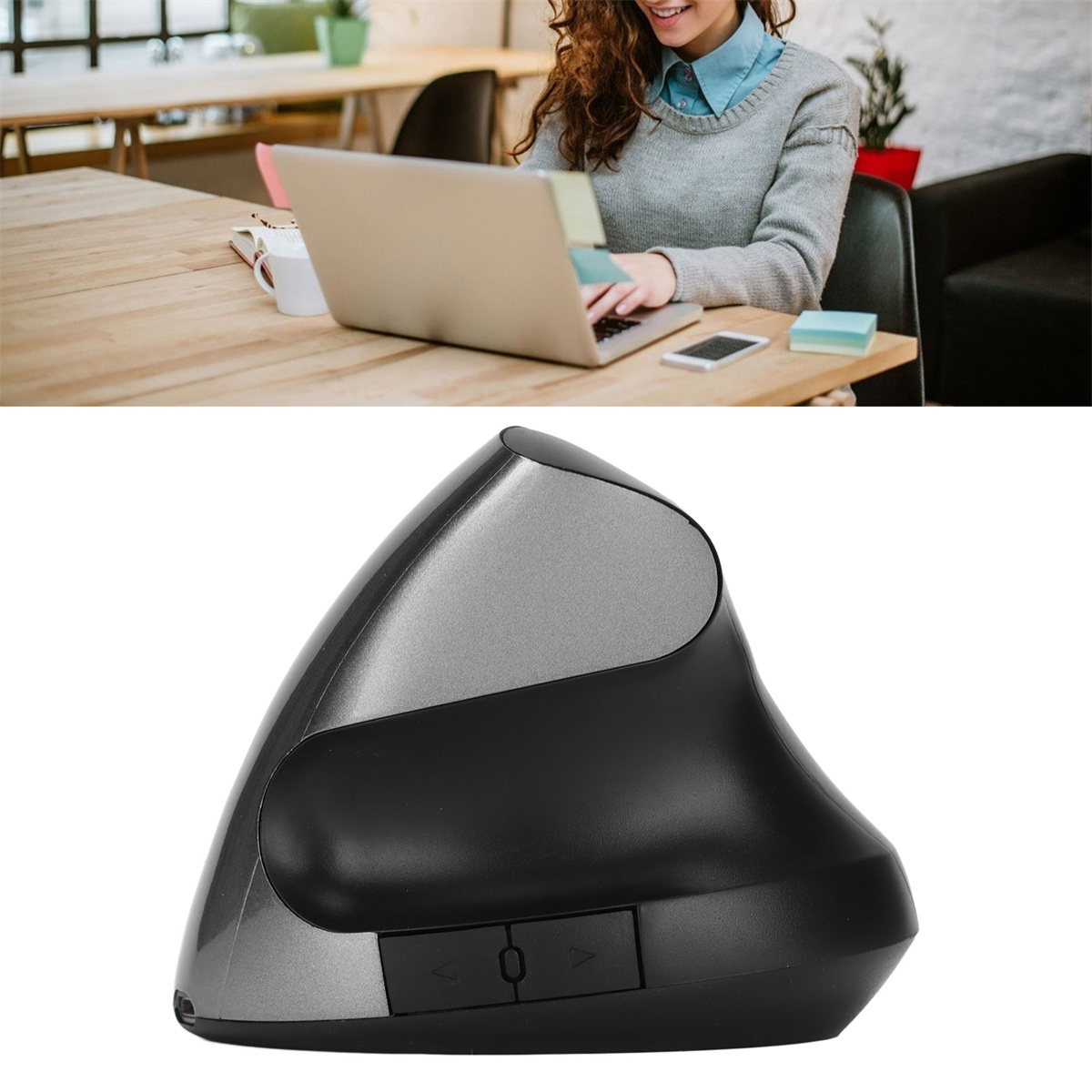 Eine vertikale ergonomische Maus, im Hintergrund eine Person, die einen Laptop benutzt.