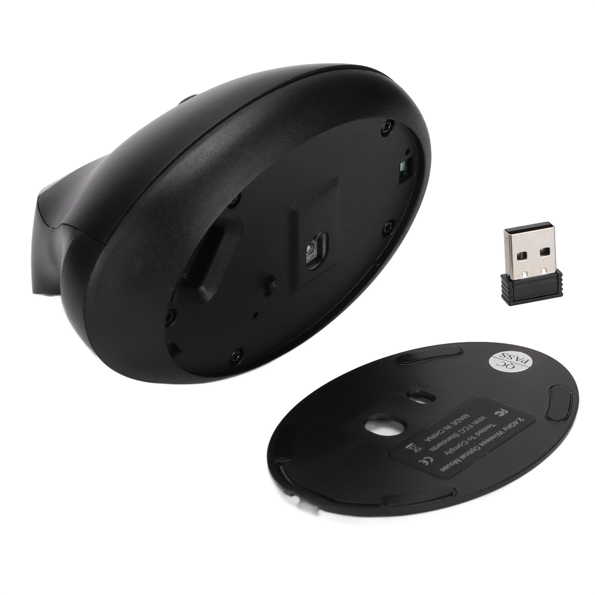 Schwarze ergonomische Maus mit Grundplatte und USB-Empfänger daneben.