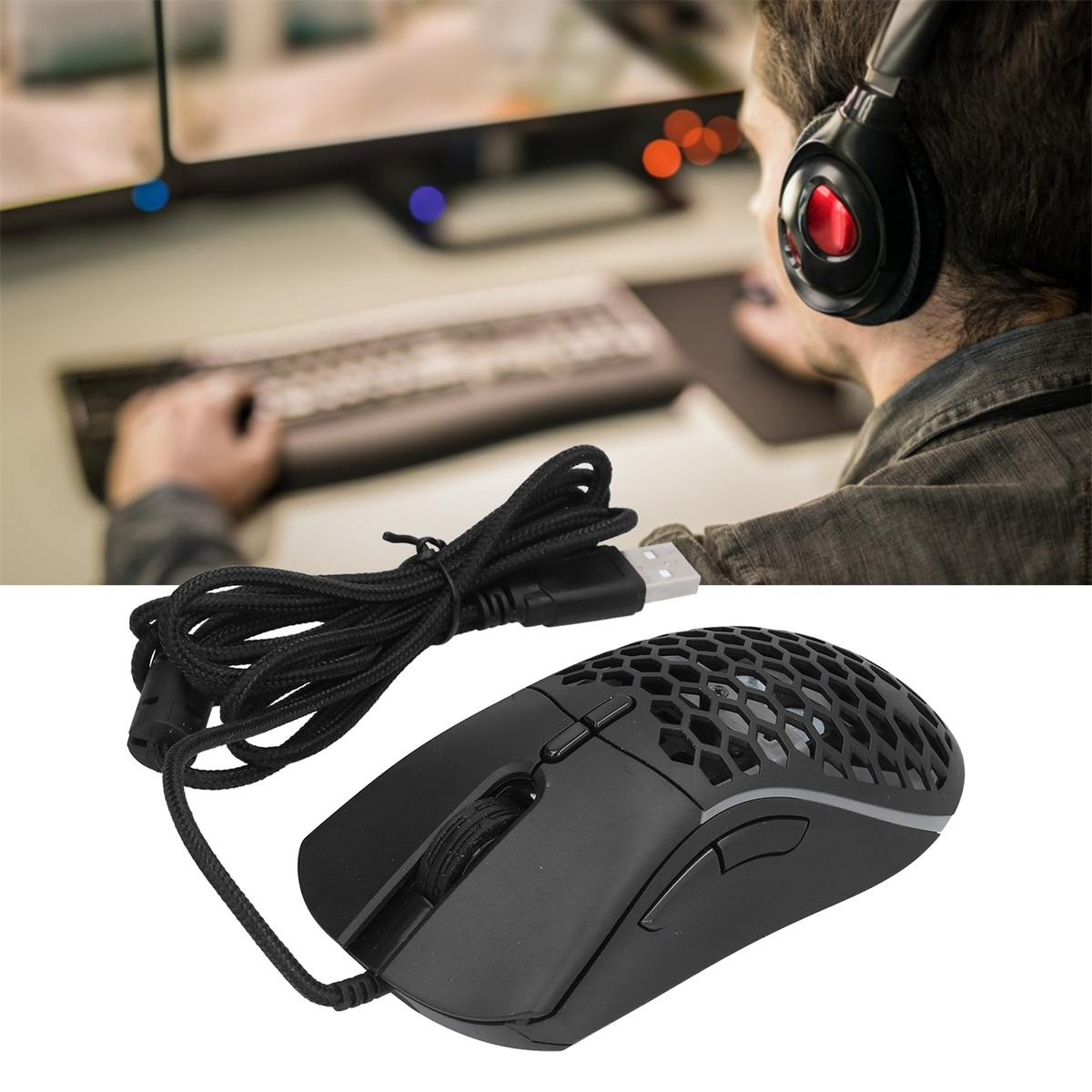 Eine schwarze Gaming-Maus mit Wabenmuster, verbunden mit einem Computer-Setup mit Headset.