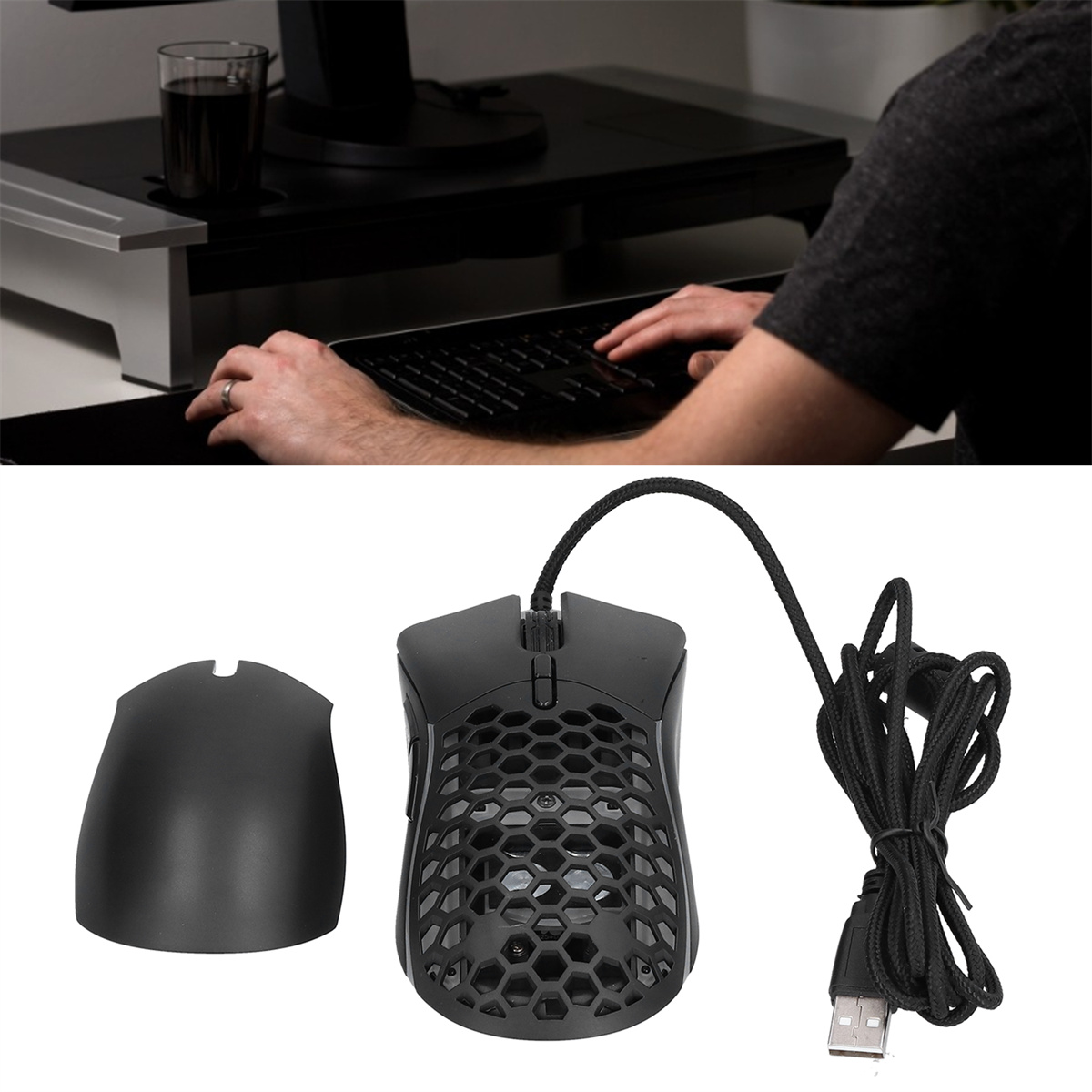 Eine Person, die auf einer Tastatur tippt, mit einer Maus und ihrer separaten Abdeckung auf dem Tisch. Die Maus ist schwarz.
