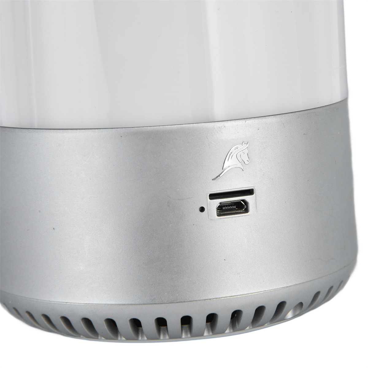 Silber-weiße Lampe mit Pferdelogo und USB-Anschluss.