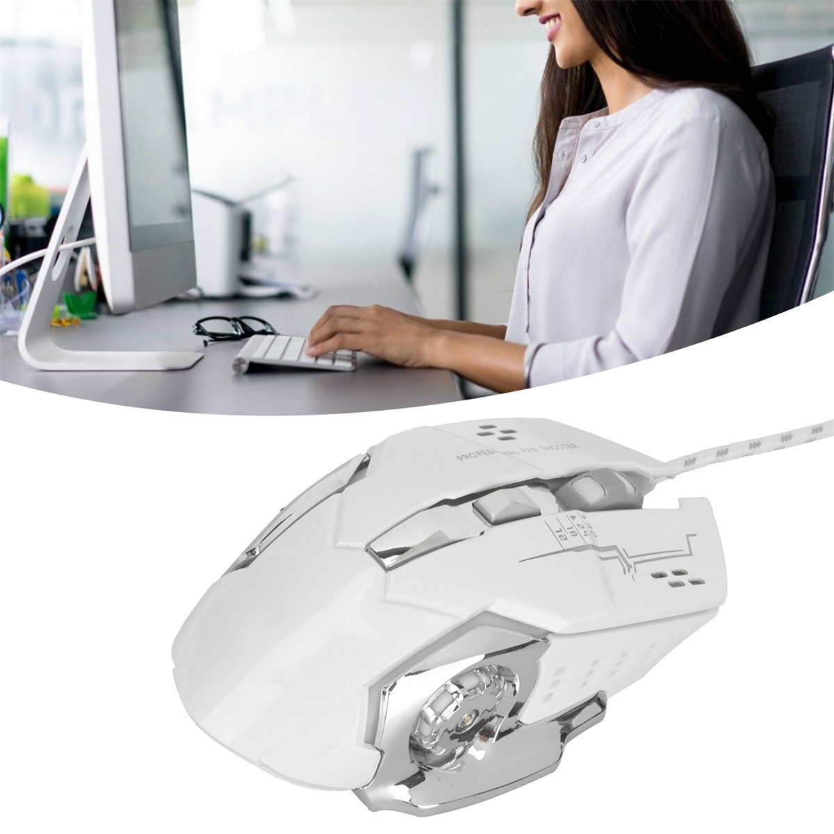 Weiße Gaming-Maus. Eine Person tippt im Hintergrund auf einer Tastatur. Die Maus hat Tasten.