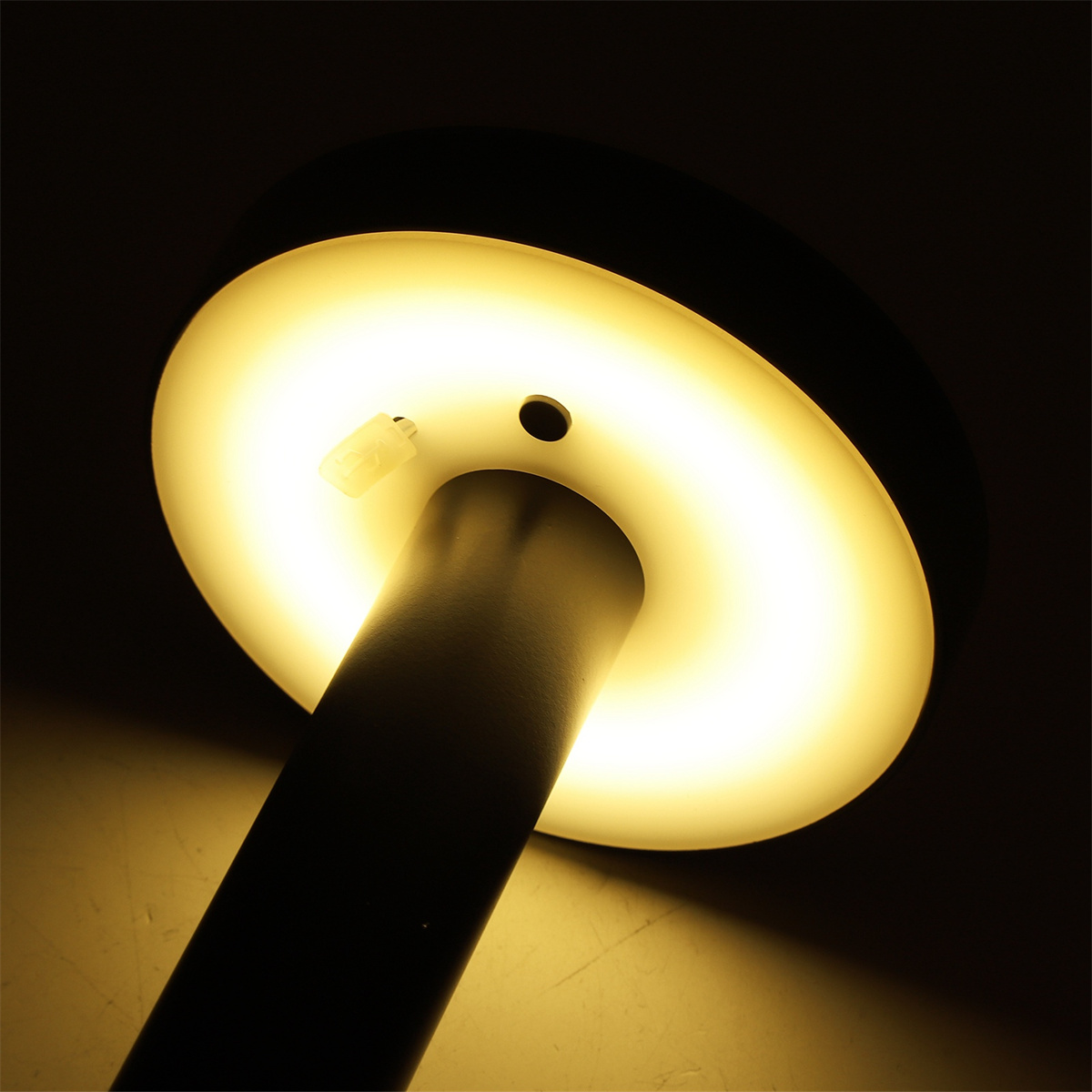 Eine Nahaufnahme eines leuchtenden Ringlichts. Die Lichtquelle ist kreisförmig, mit dunklem Hintergrund.