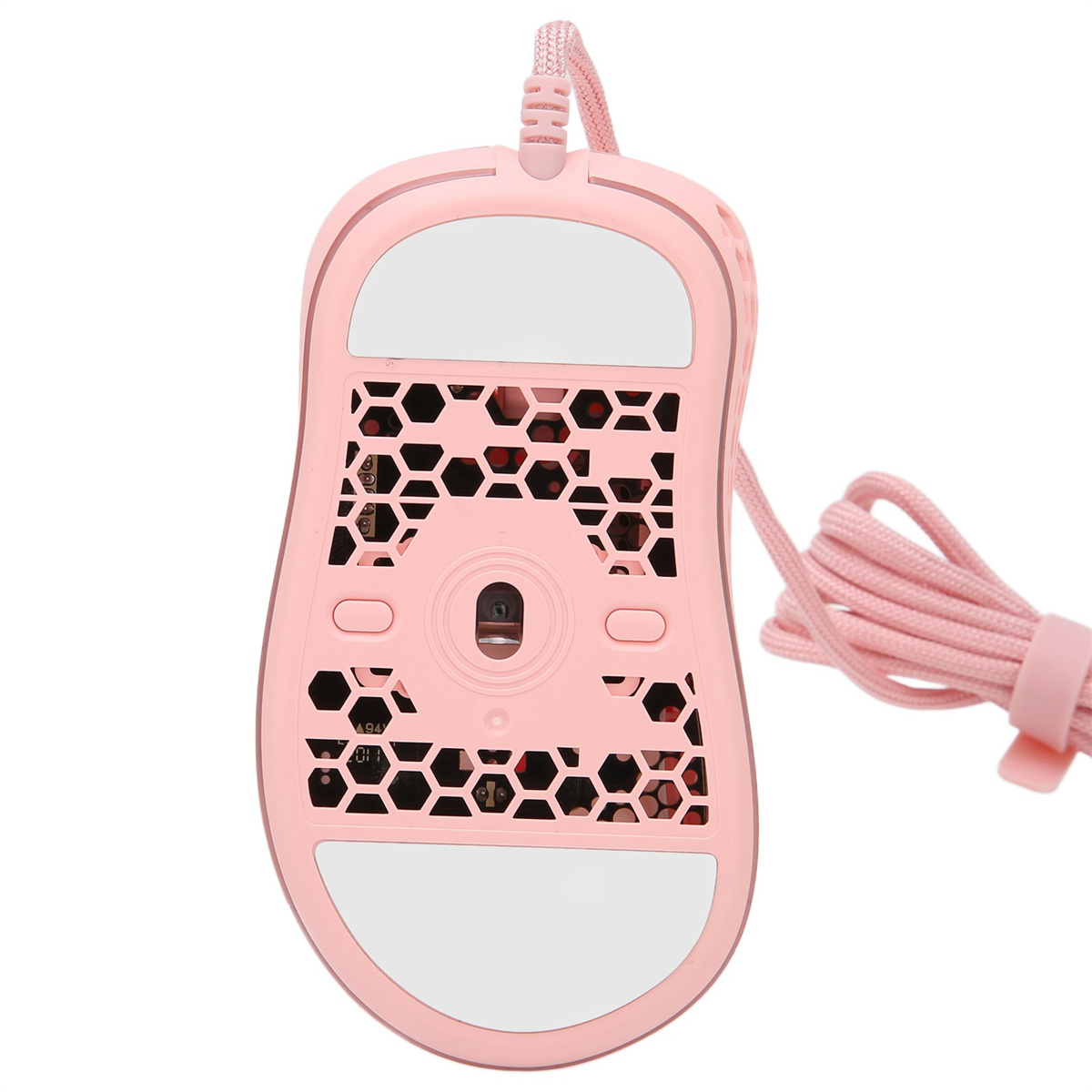 Eine rosa Gaming-Maus, von unten gesehen, mit sechseckigen Aussparungen, weißen Pads und einem rosa geflochtenen Kabel.