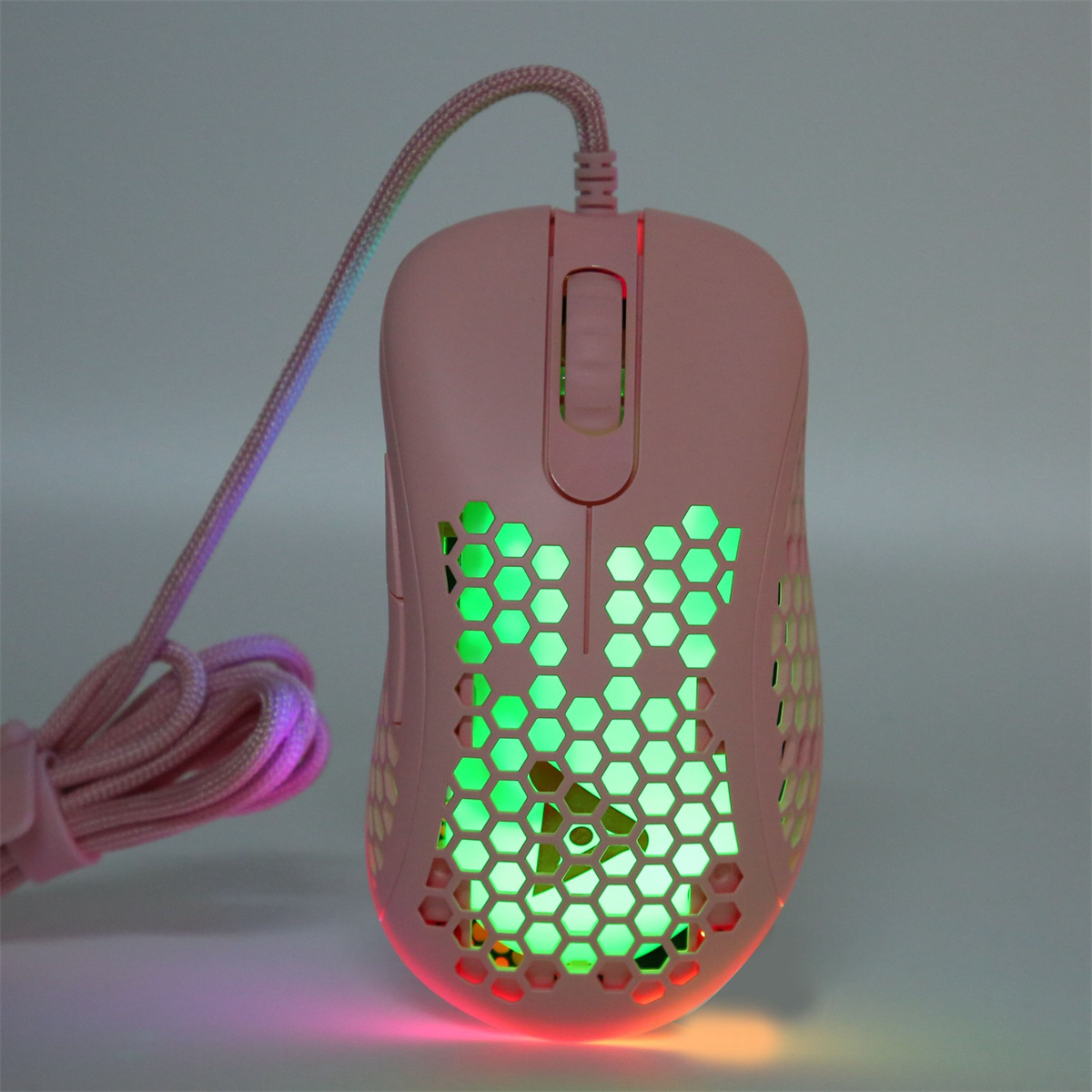 Rosa Gaming-Maus mit grün leuchtendem Wabenmuster und rosa Kabel.